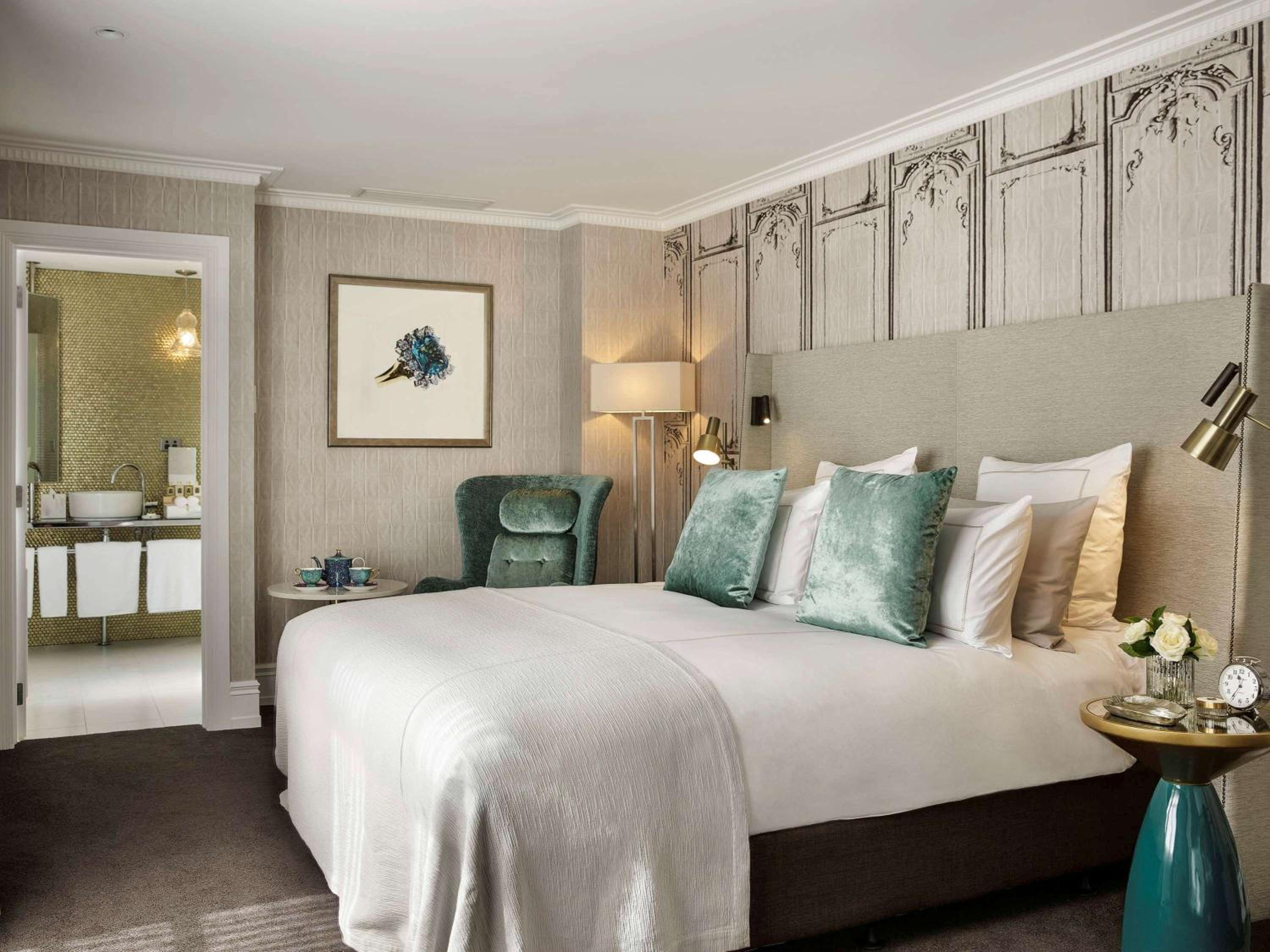 Superior King Room with City View