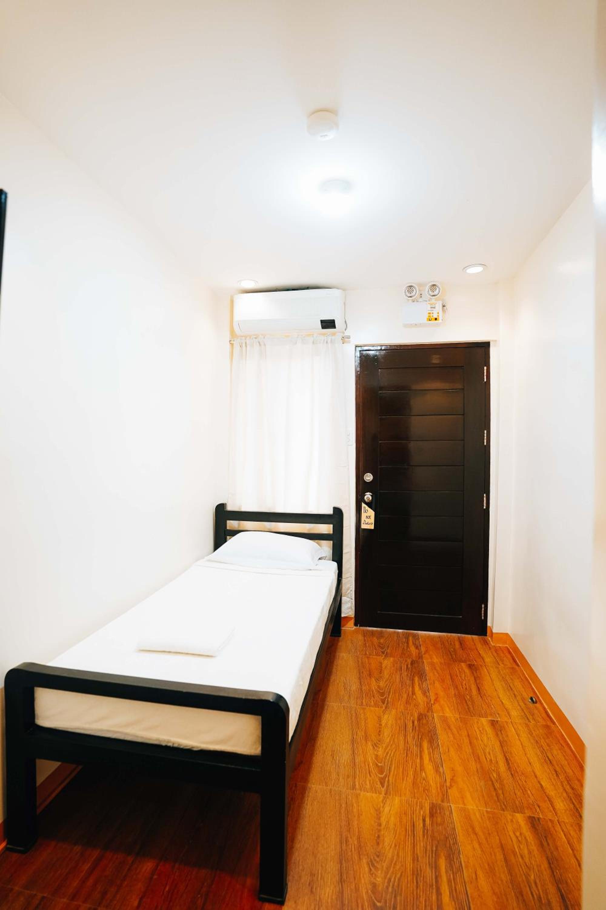 Single Room with Private Bathroom photo 1