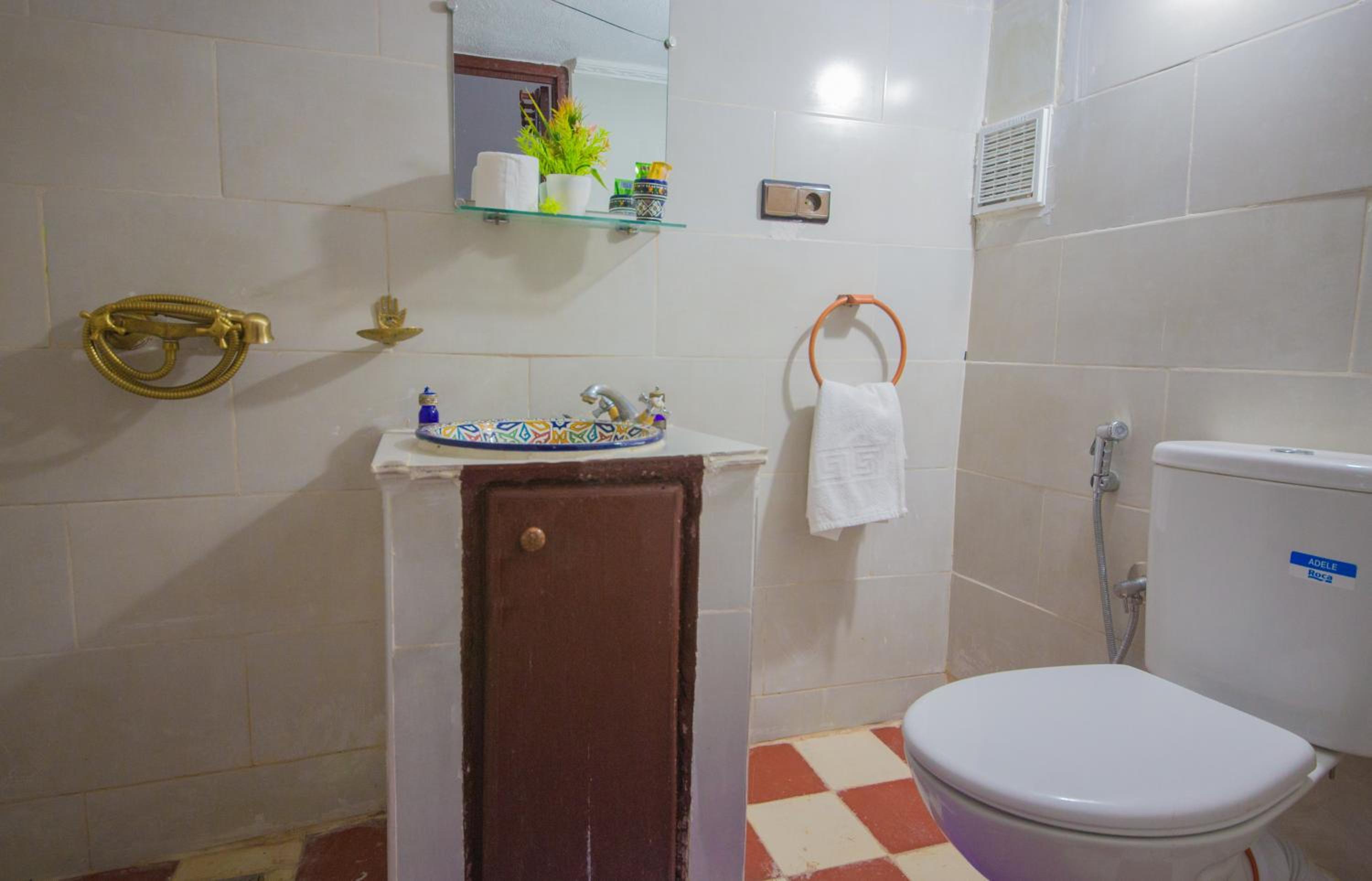 Double Room with Private Bathroom - Photo 10