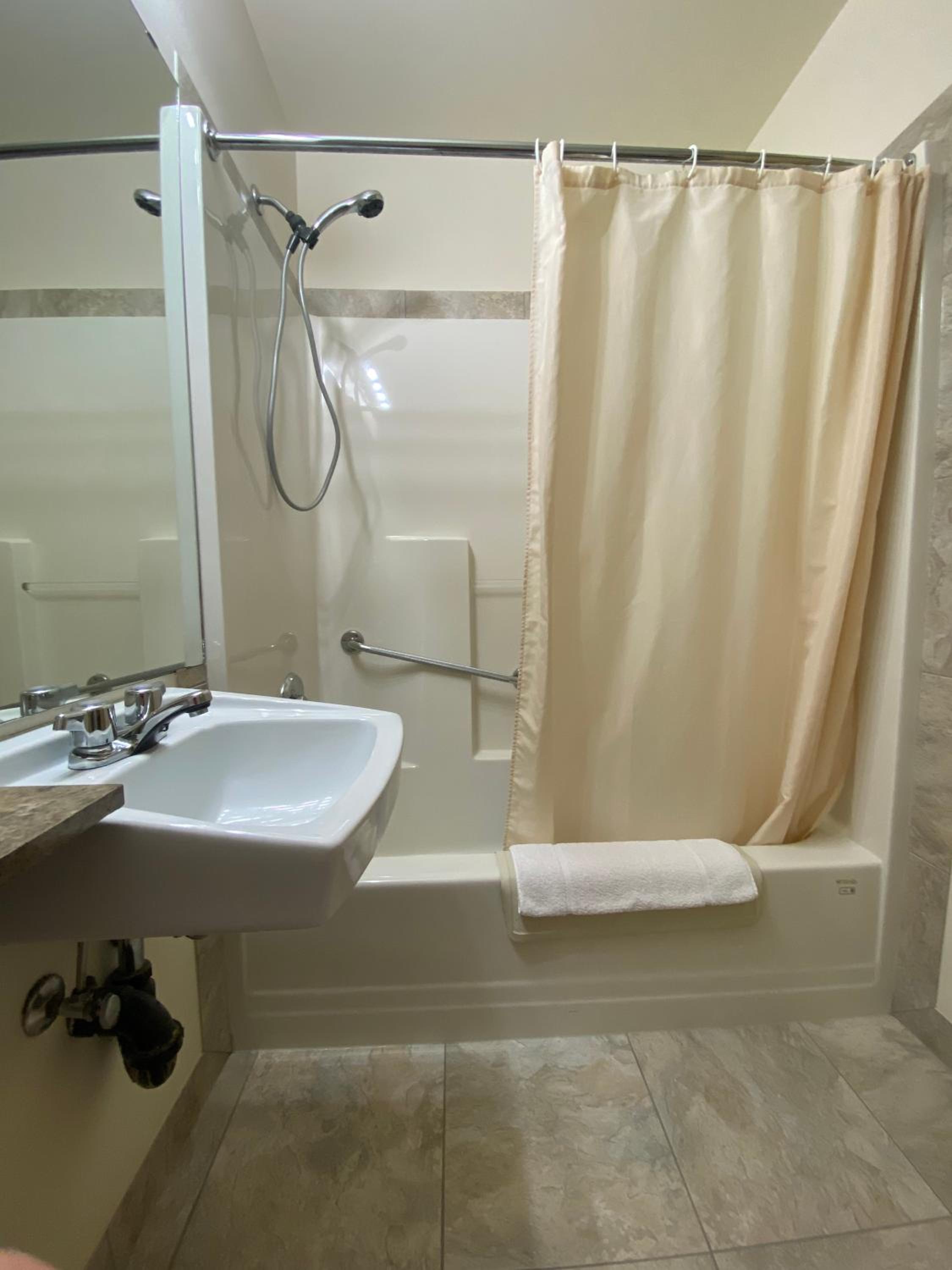 Queen Room - Disability Access - Photo 3