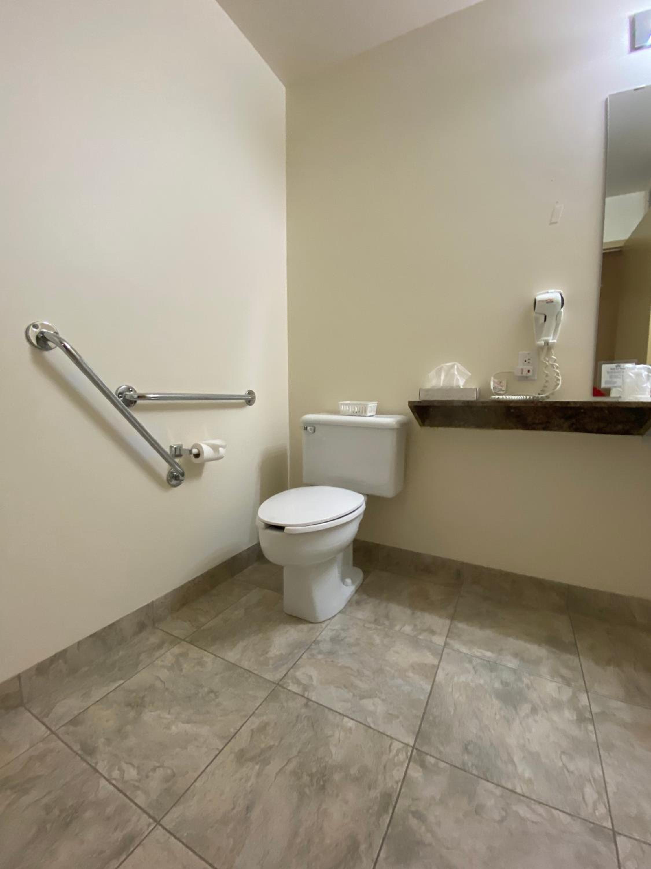 Queen Room - Disability Access - Photo 2