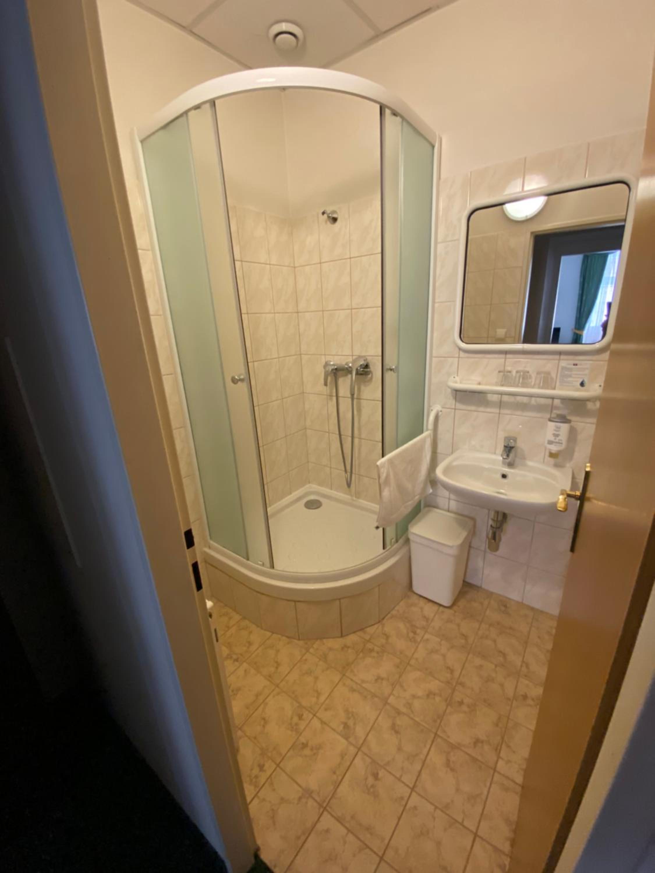 Double or Twin Room - Photo 8