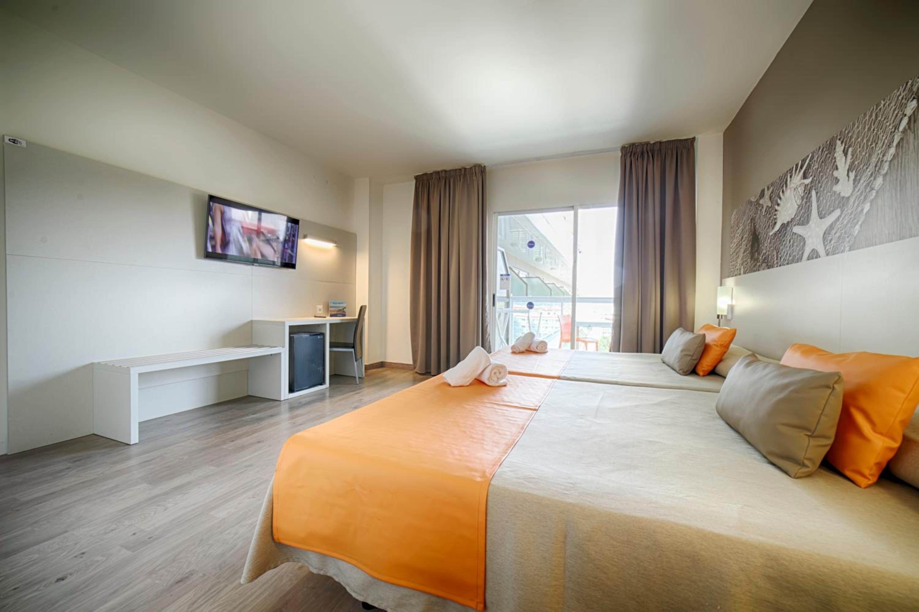 Quadruple Room (2 Adults + 2 Children) - Photo 2