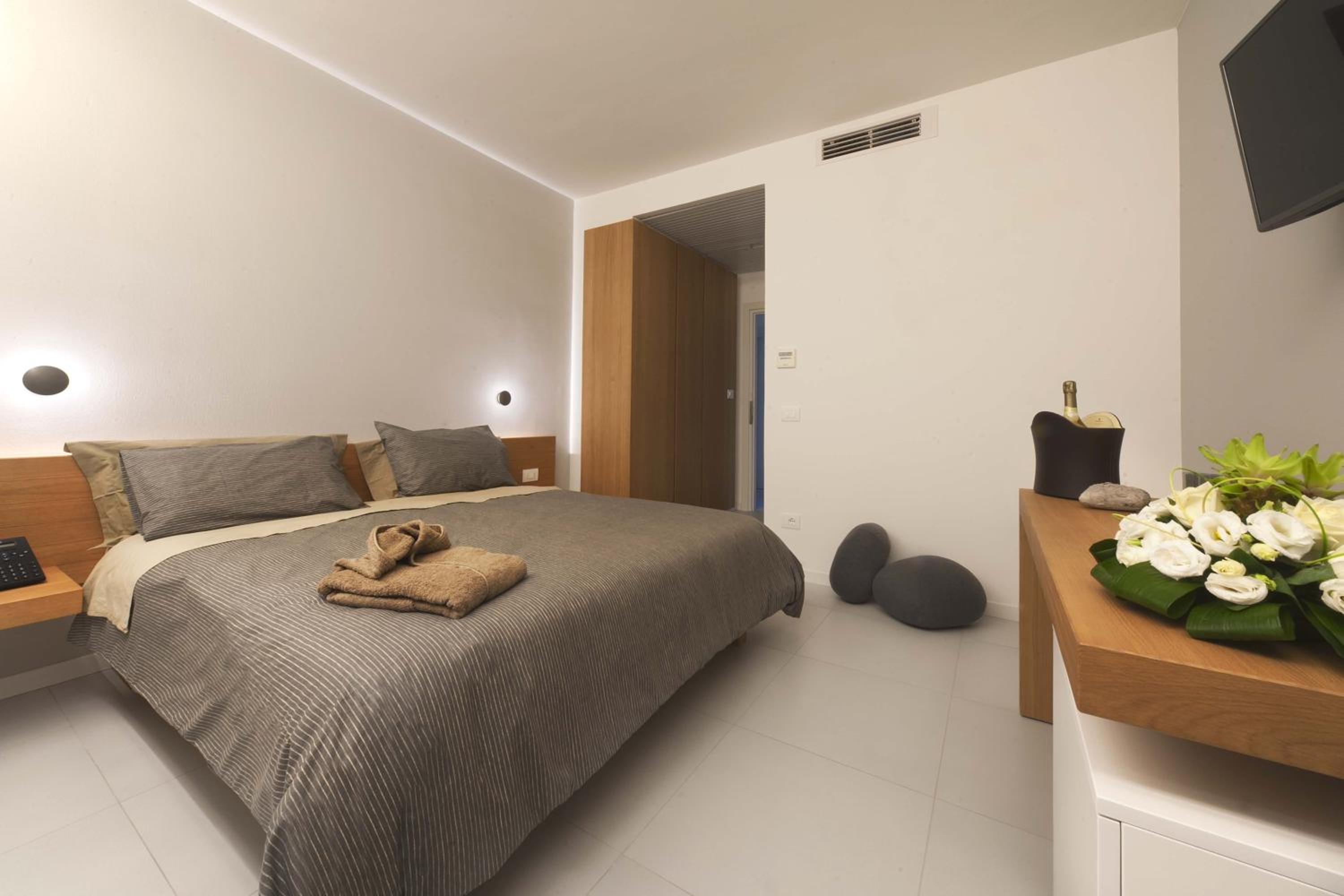 Double Room - Photo 11