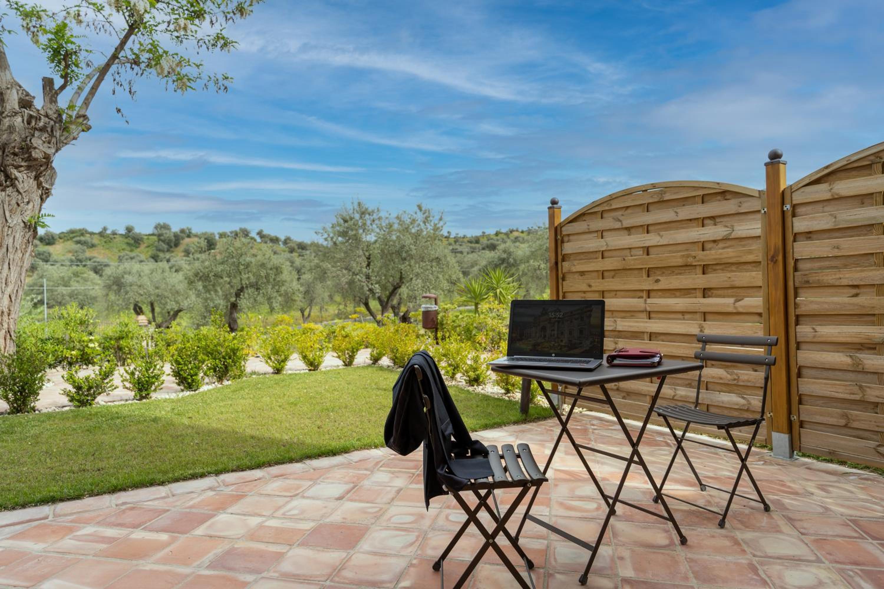 Double Room with Patio - Photo 17