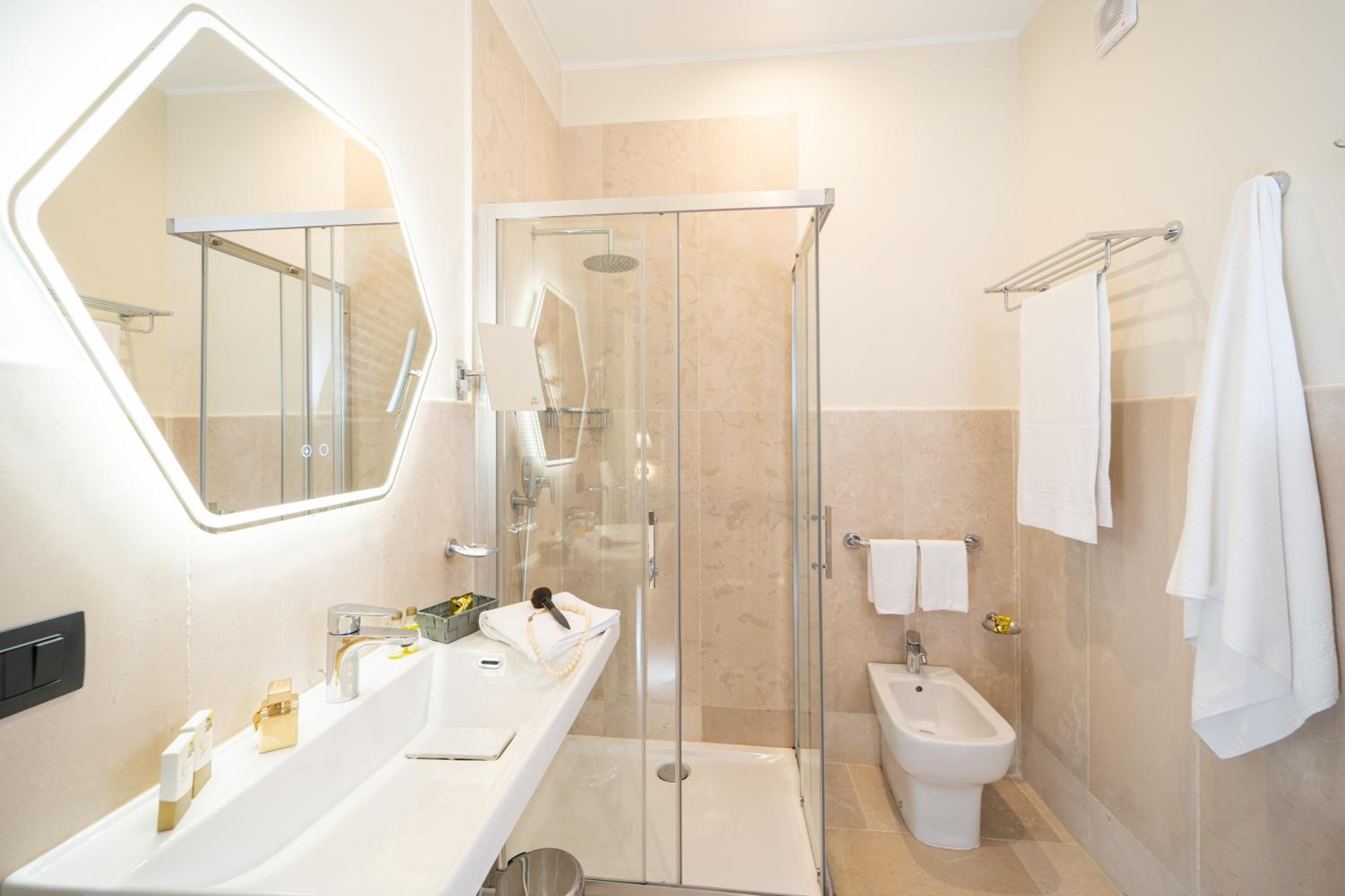 Deluxe Double Room with Balcony and Sea View - Photo 5