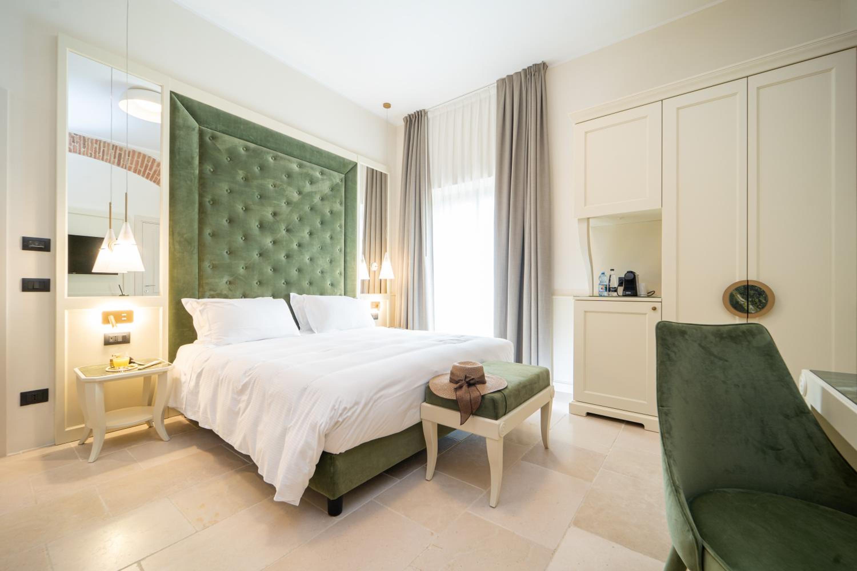 Deluxe Double Room with Balcony and Sea View - Photo 12