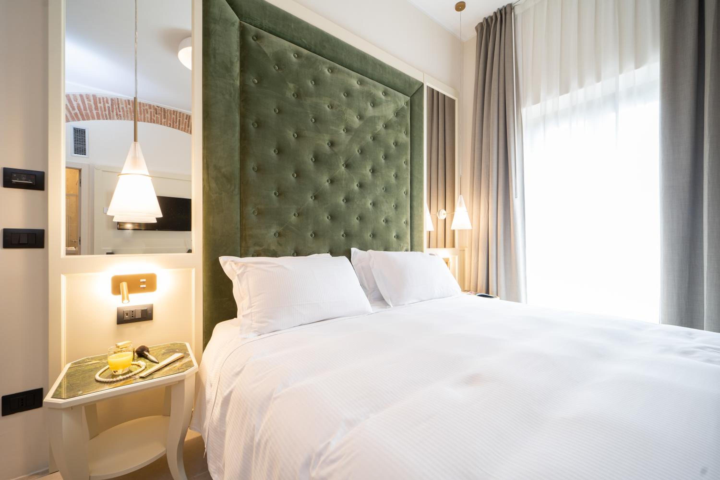 Deluxe Double Room with Balcony and Sea View - Photo 13