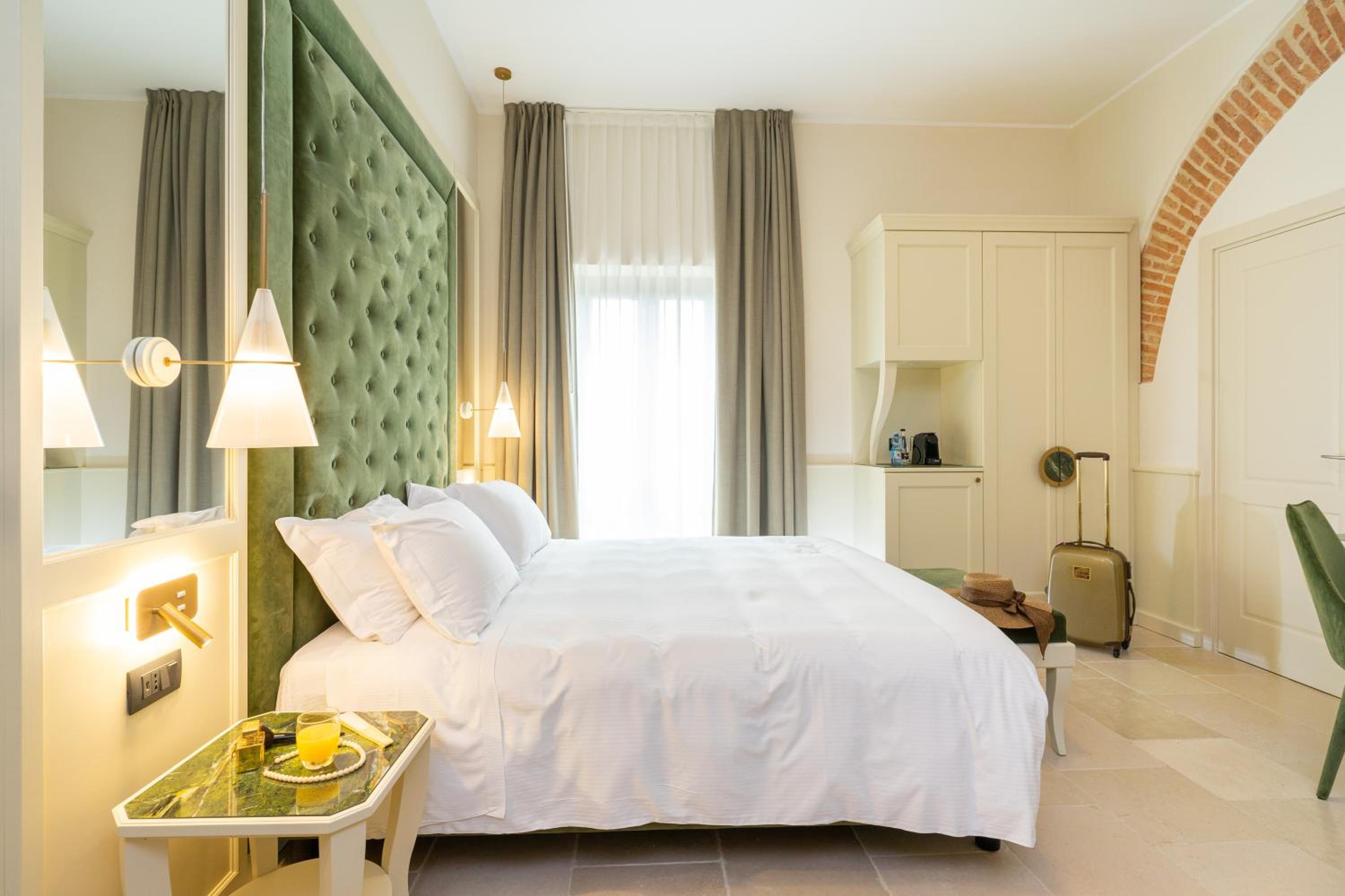 Deluxe Double Room with Balcony and Sea View - Photo 11