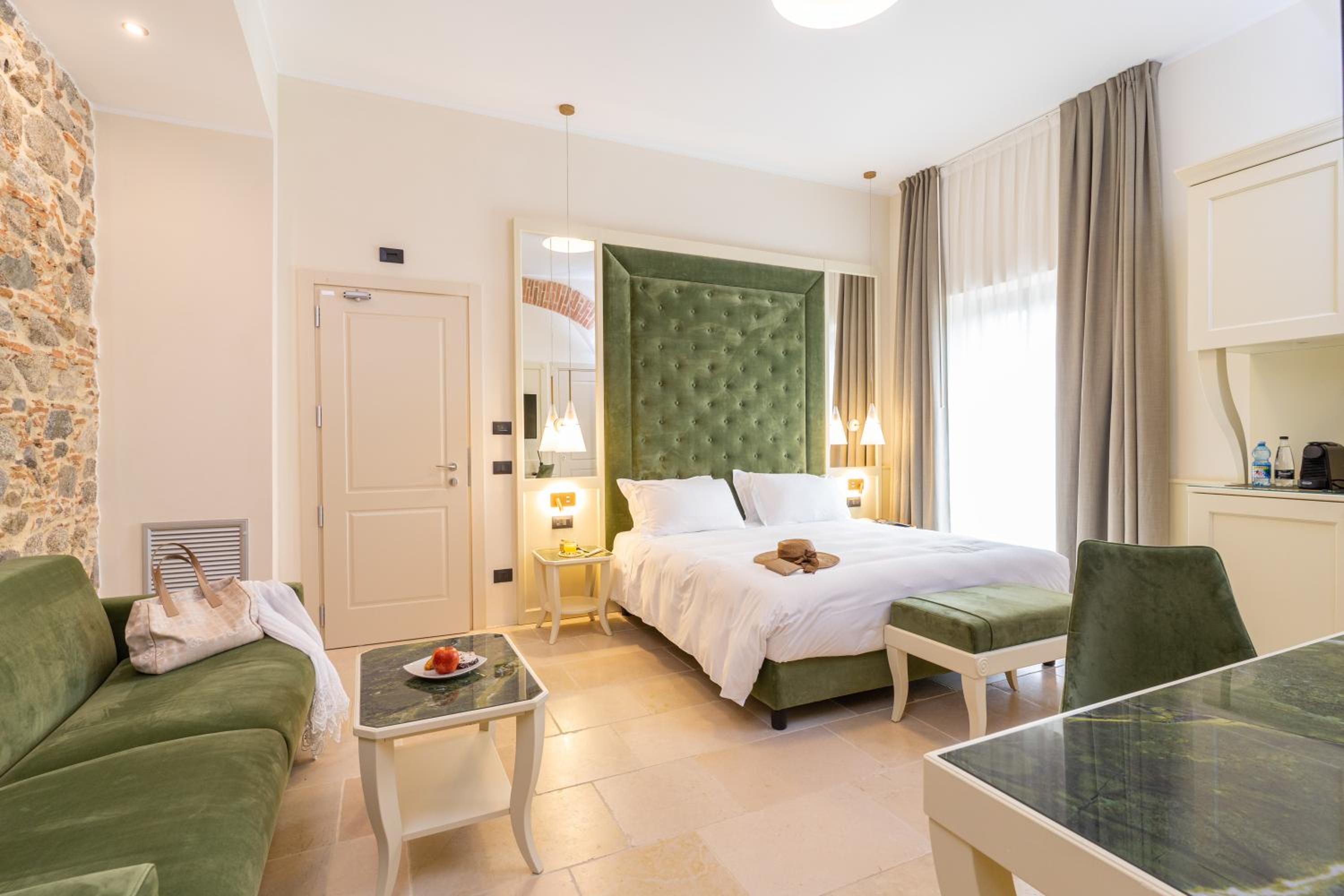 Deluxe Double Room with Balcony and Sea View - Photo 10