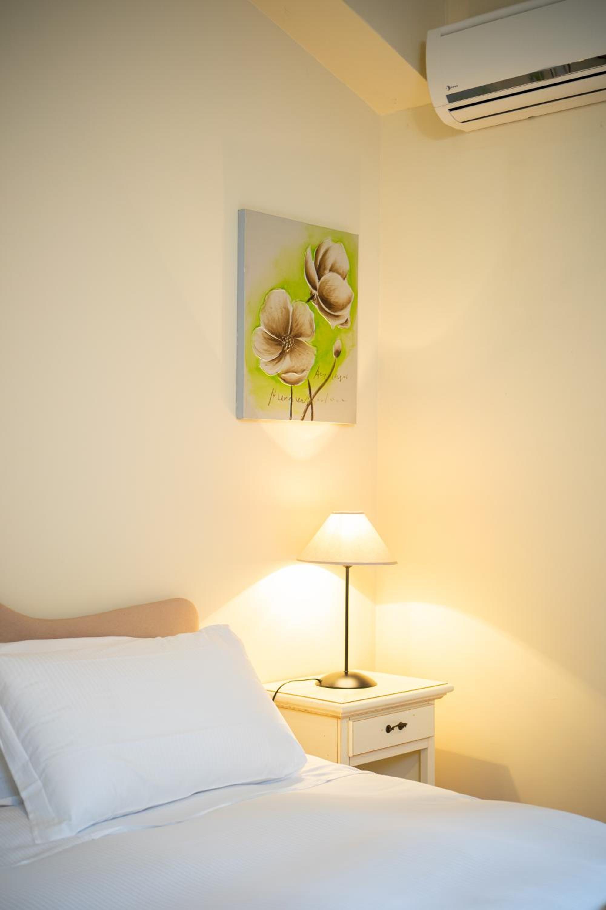 Superior One-Bedroom Apartment - Photo 29