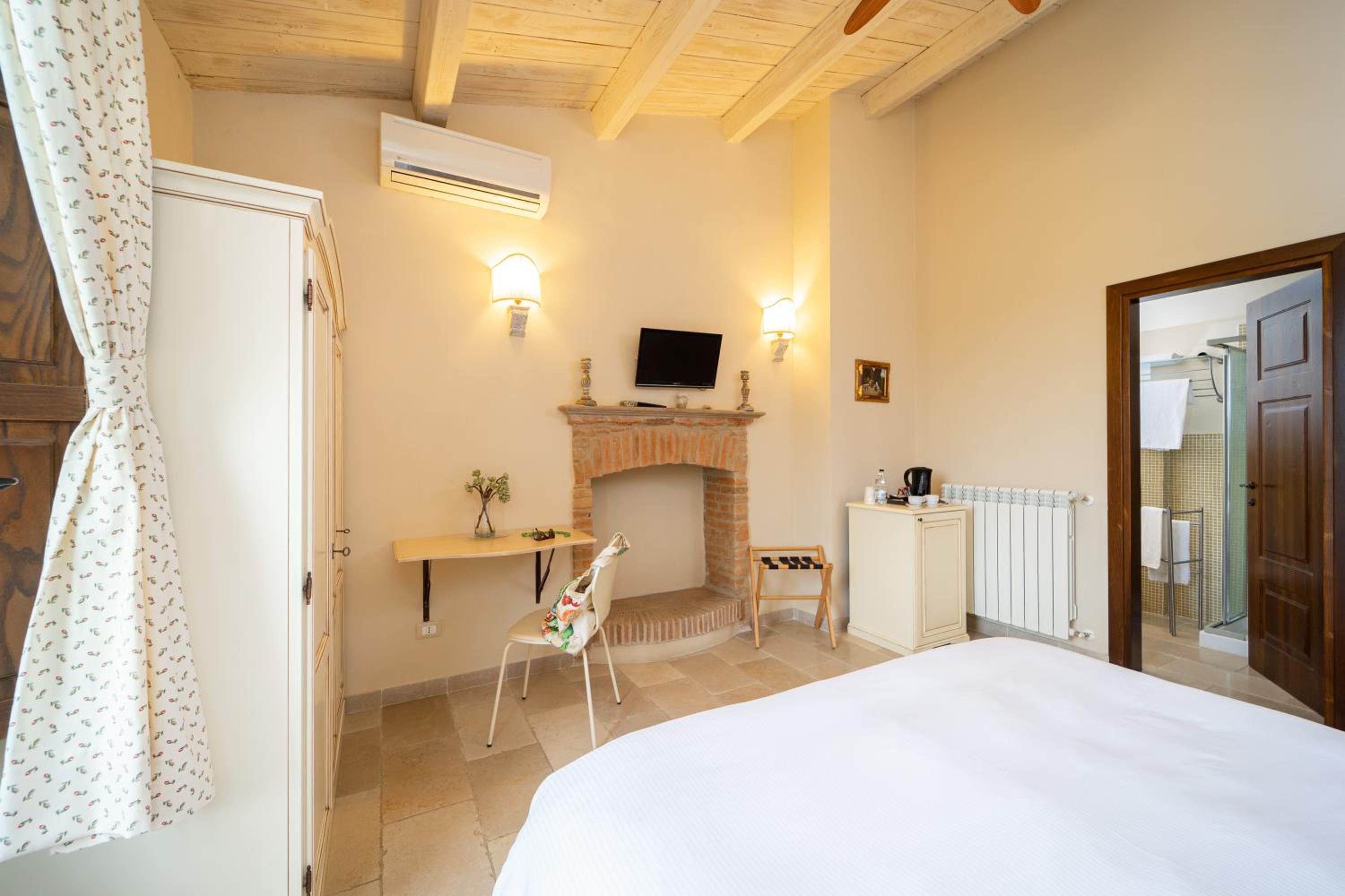 Double or Twin Room - Photo 8