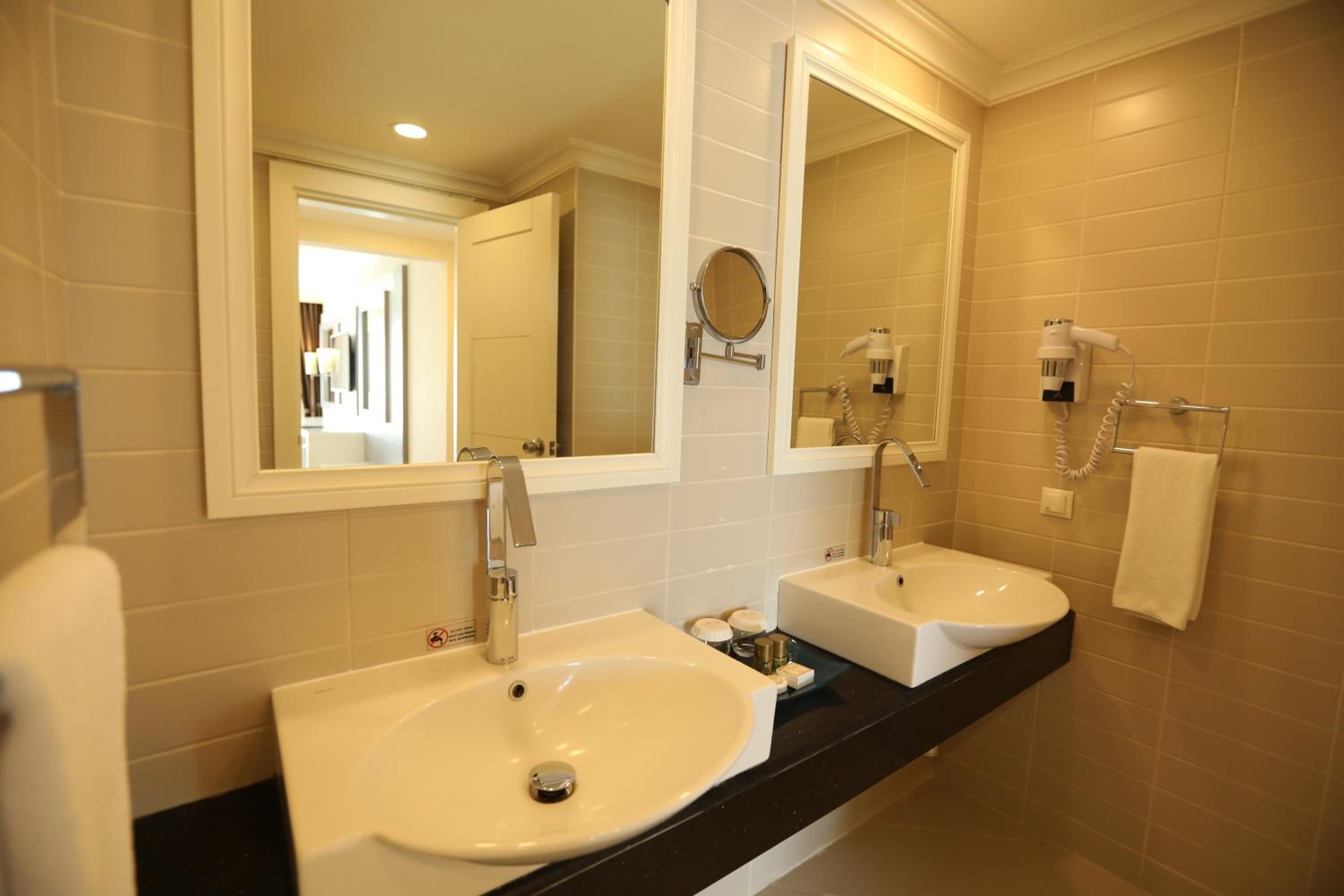 Deluxe Room with Jacuzzi thumbnail 5