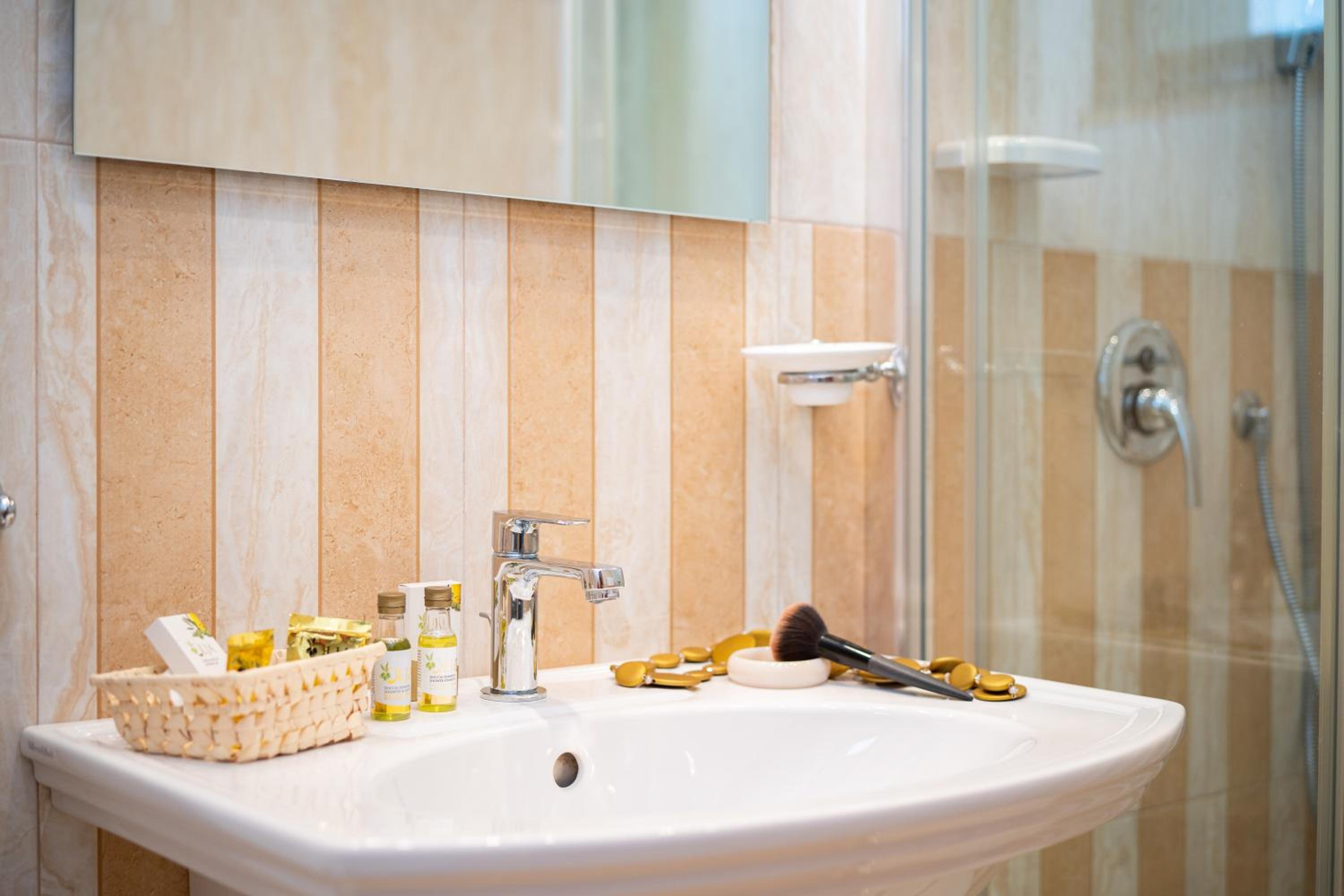 Superior Suite - Photo 10