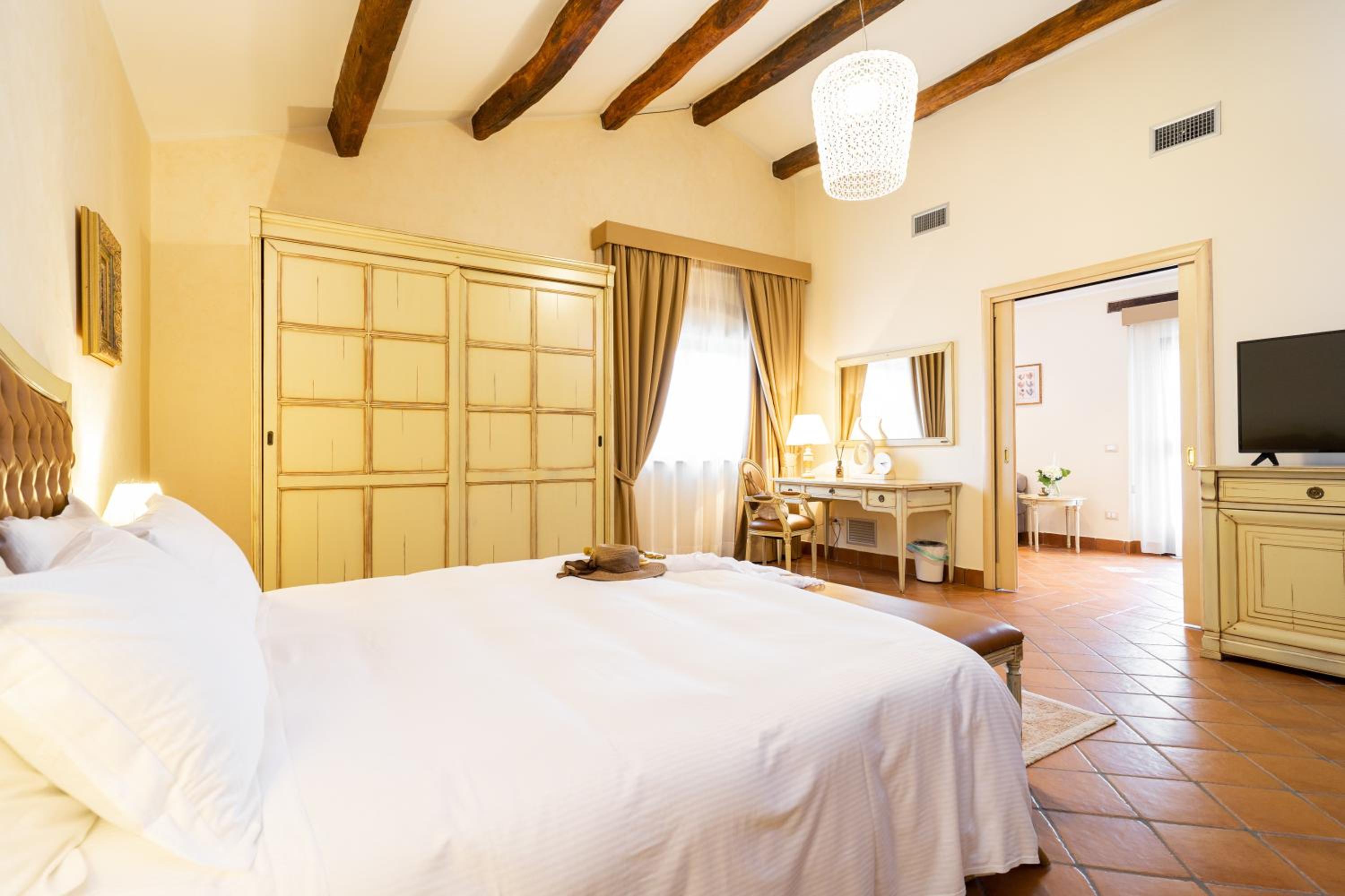 Superior Suite - Photo 17
