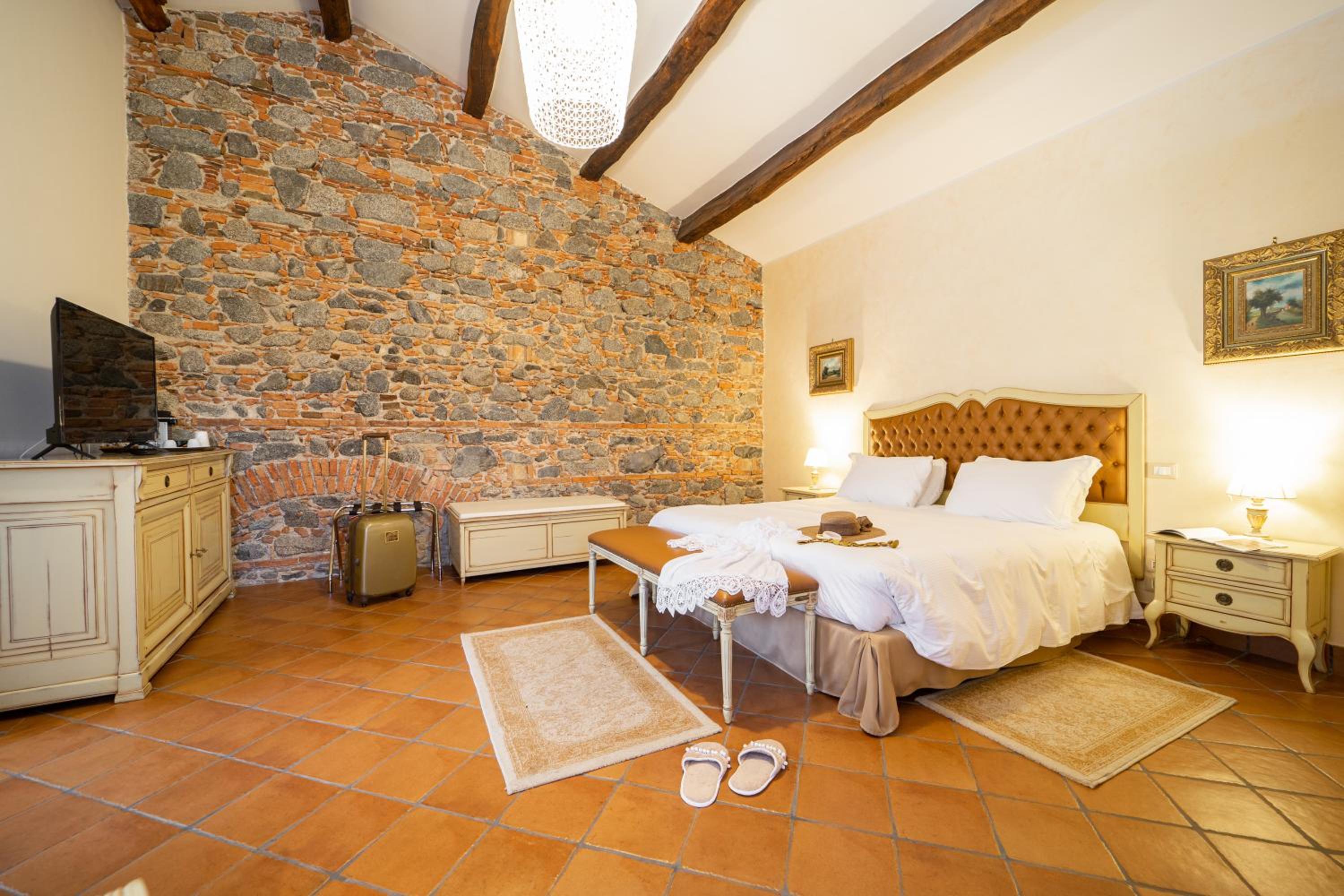 Superior Suite - Photo 13