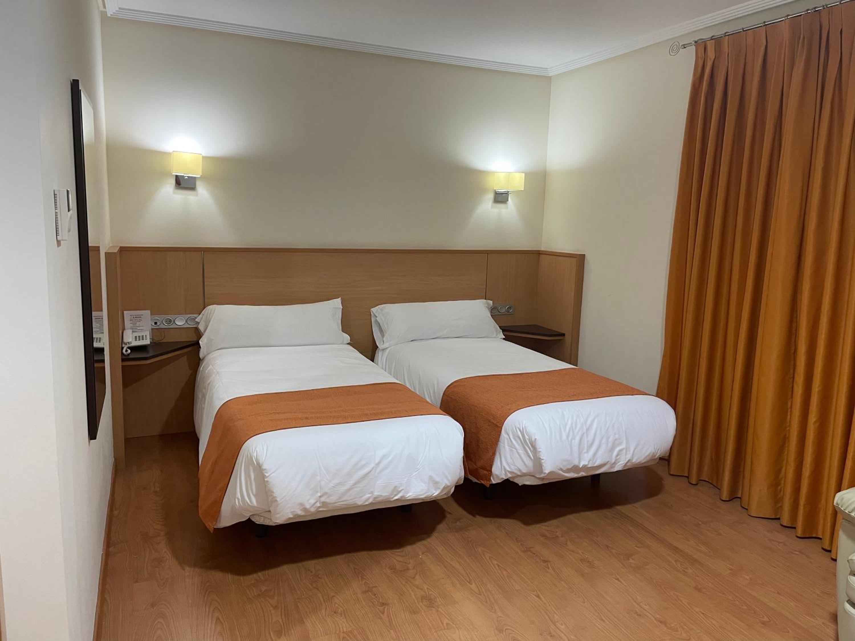 Double or Twin Room - Photo 4