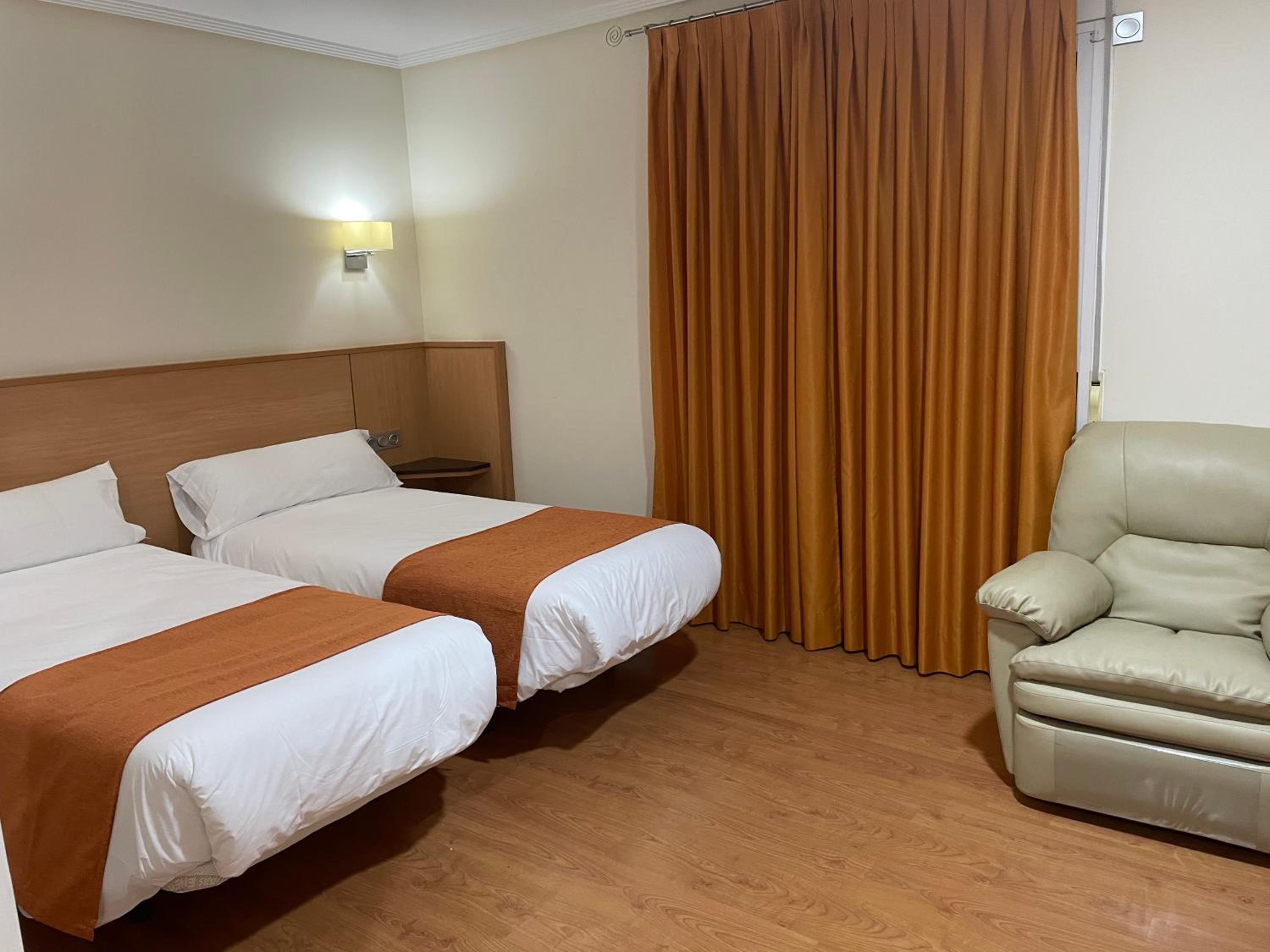 Double or Twin Room - Photo 6