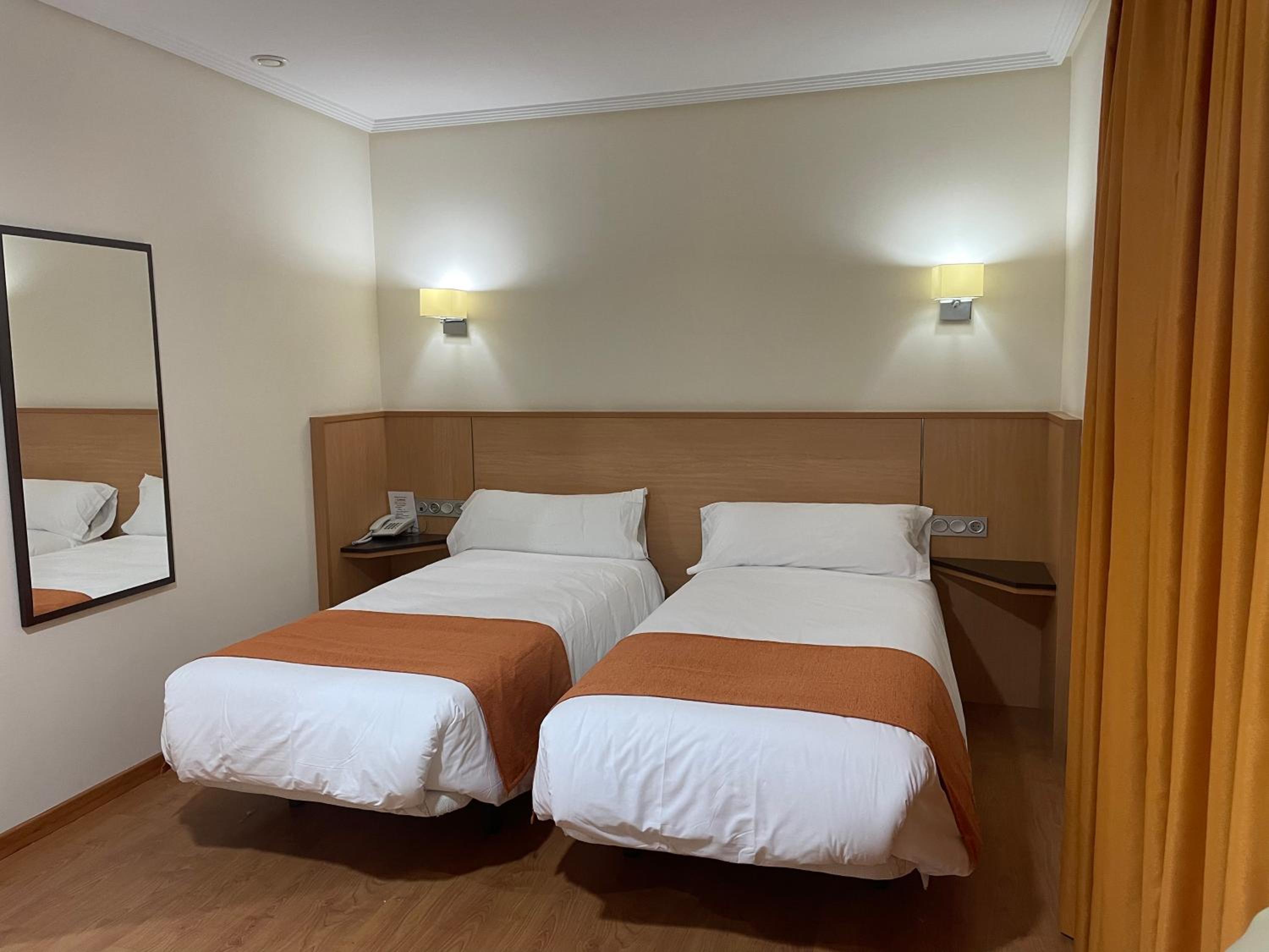 Double or Twin Room - Photo 5