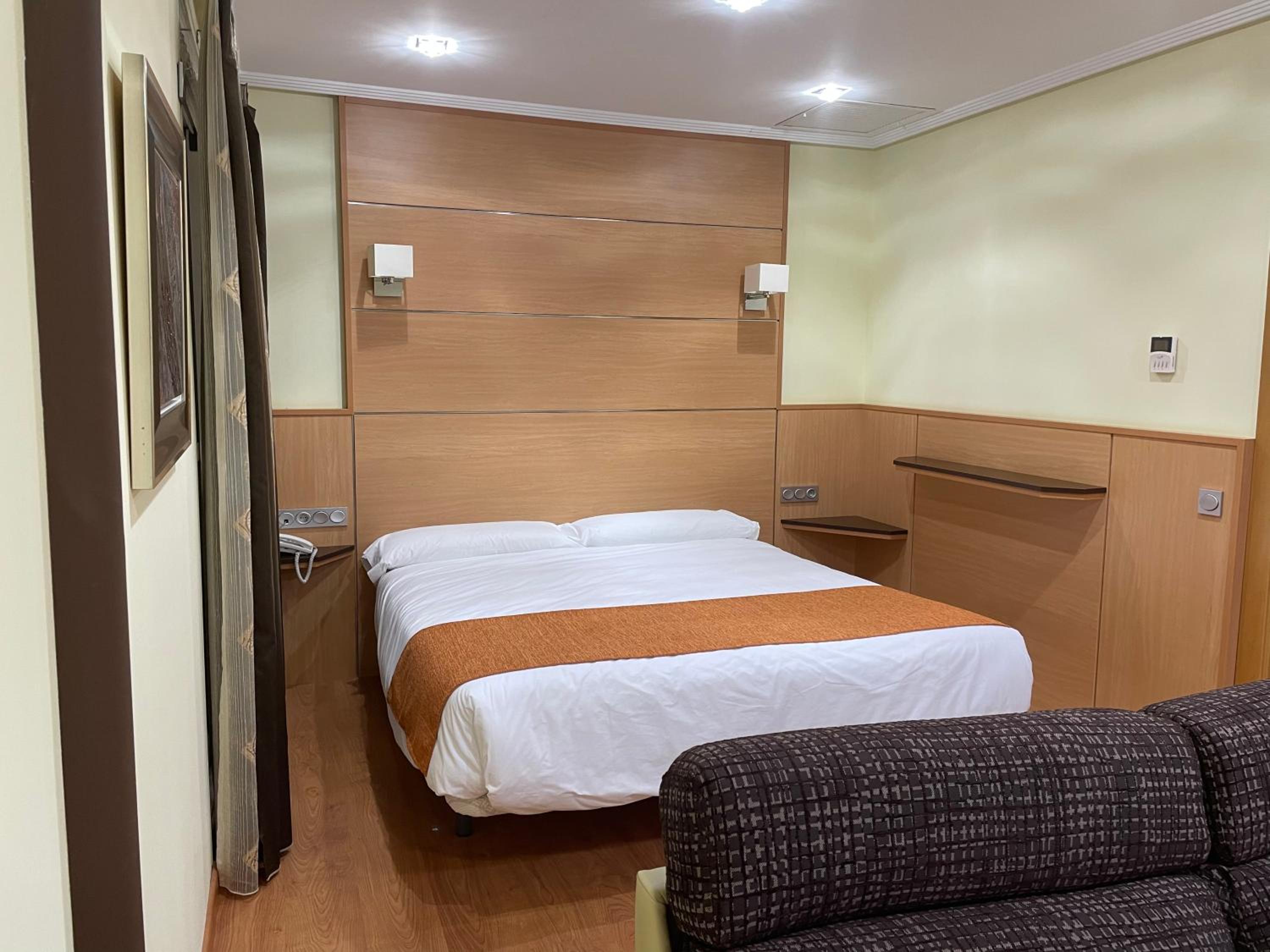 Deluxe Double Room - Photo 9