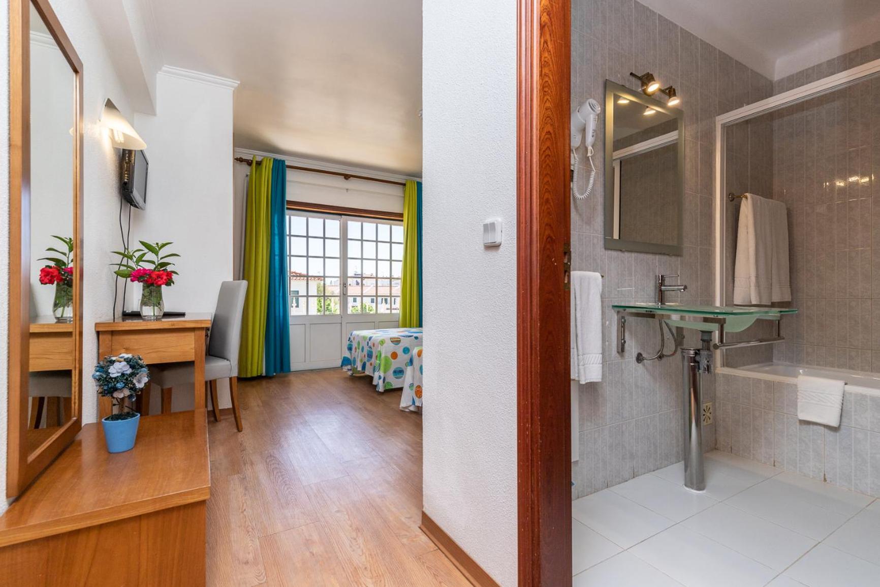 Standard Double or Twin Room photo 3