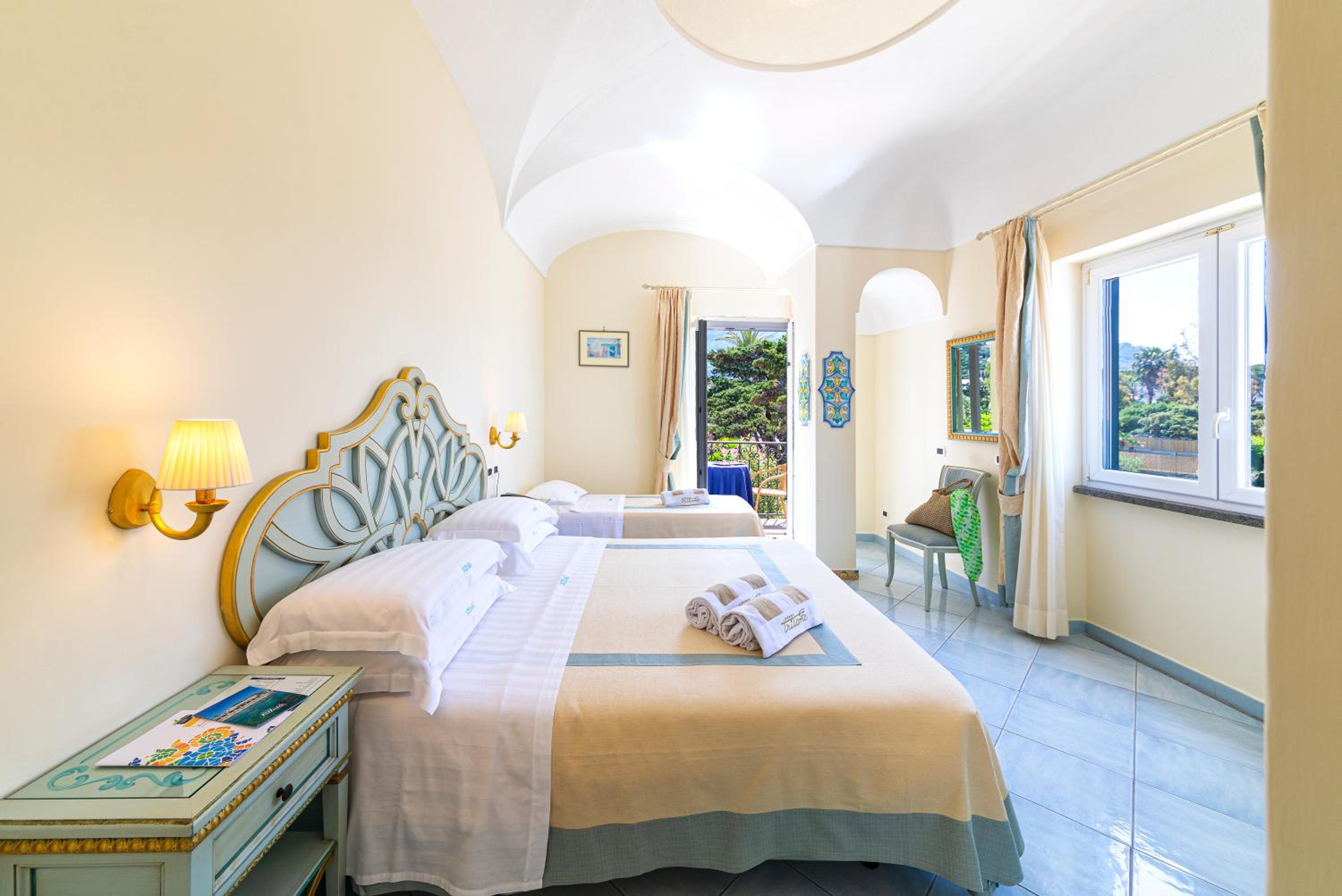Queen Superior Room with Park View