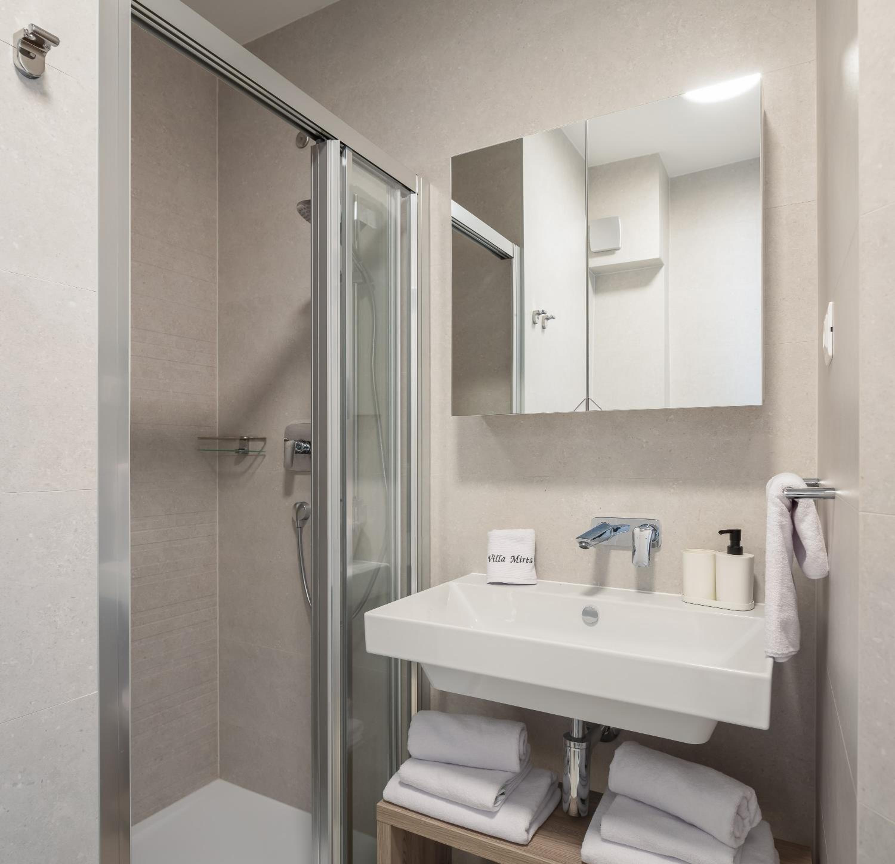 Deluxe King Suite photo 3