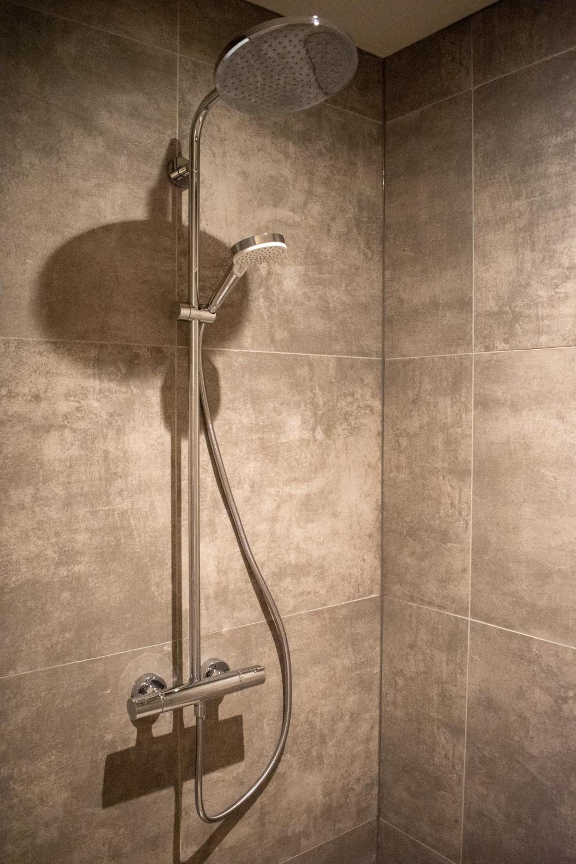 Quadruple Room with Private Bathroom - Photo 7