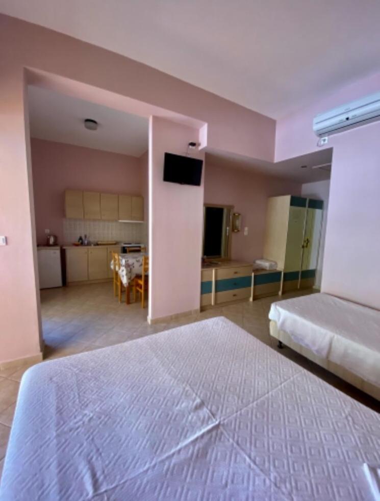 One-Bedroom Apartment (3 Adults) with Mountain View photo 2