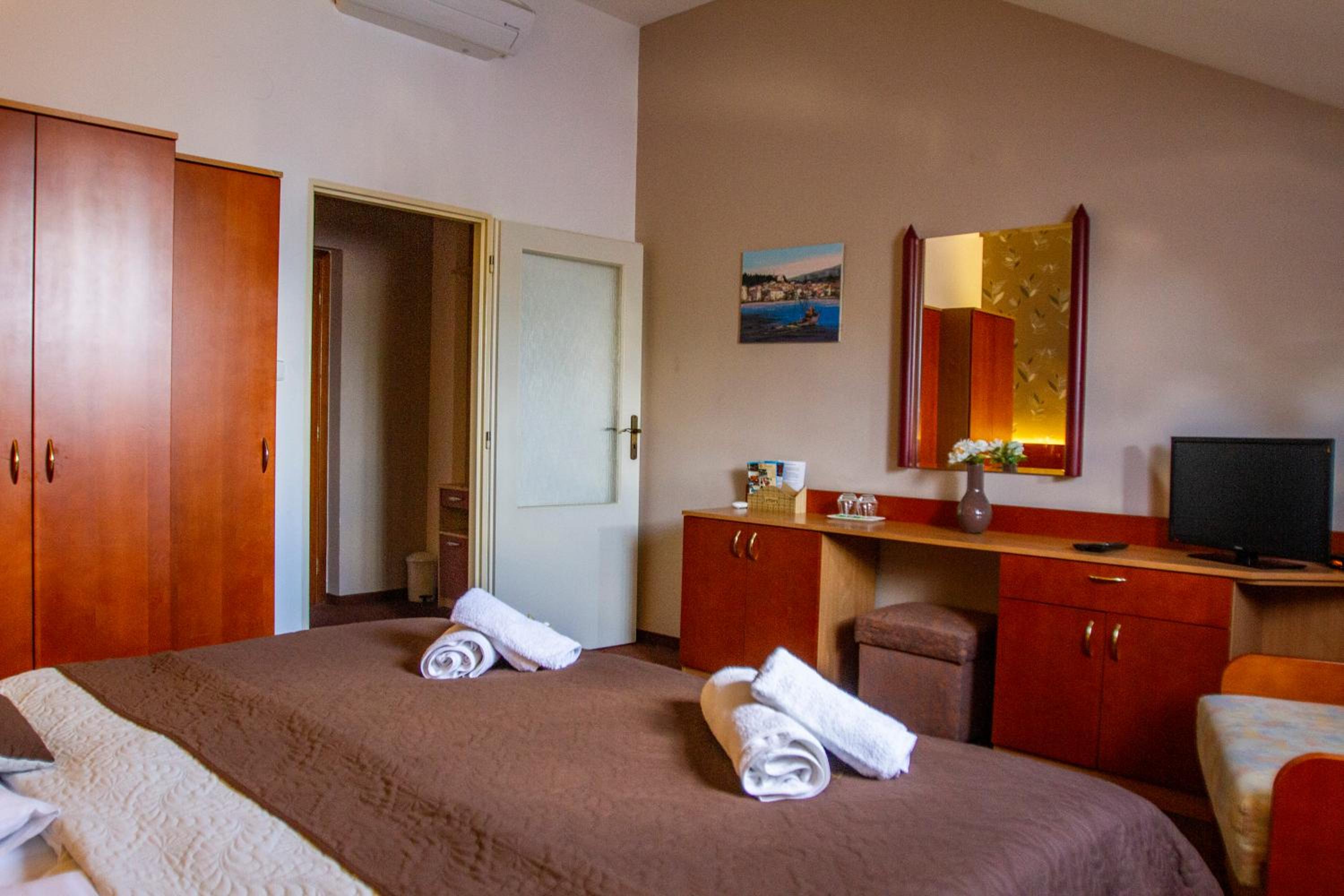 Double Room with Extra Bed - Photo 4