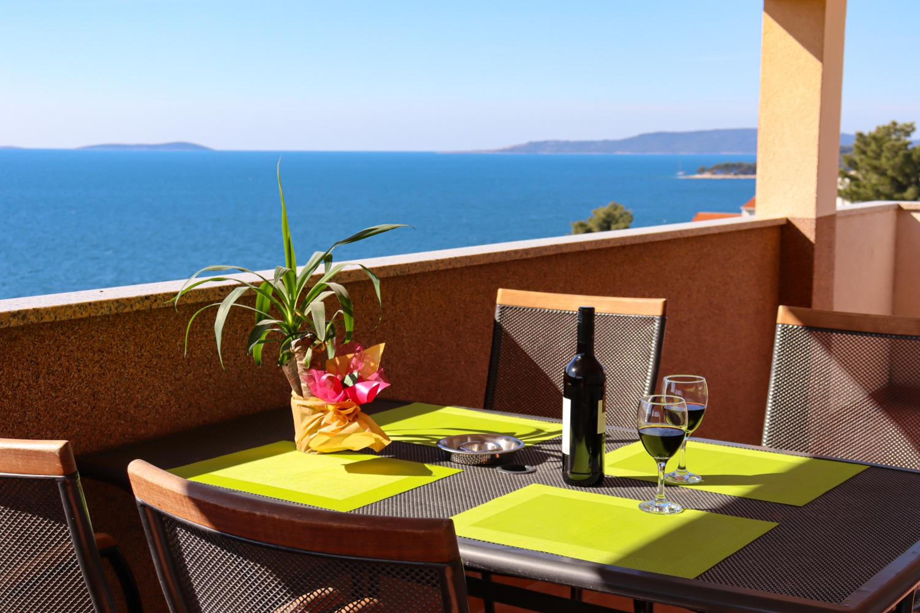 Family Apartment with Sea View and Terrace - Photo 5