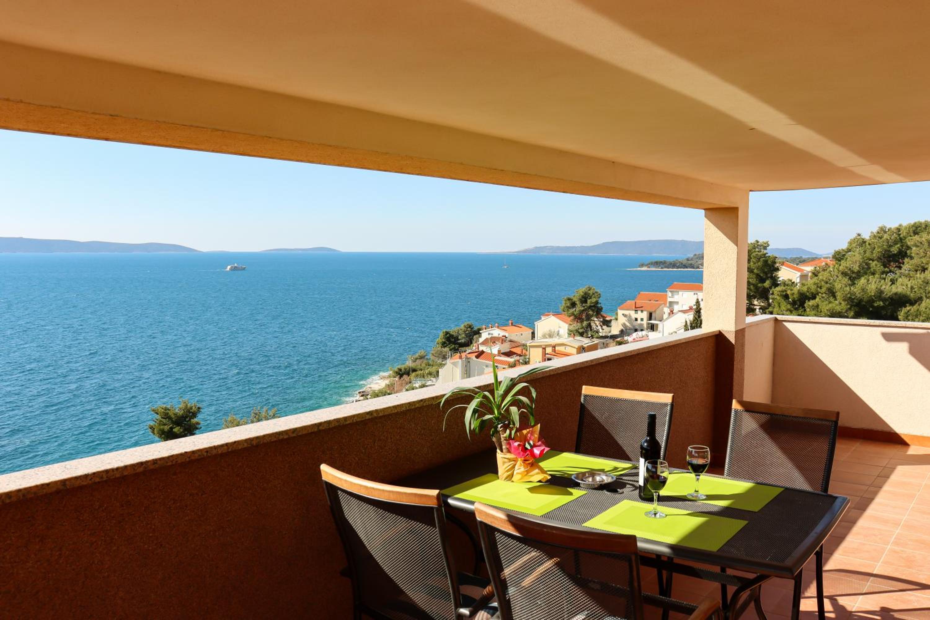 Family Apartment with Sea View and Terrace - Photo 11