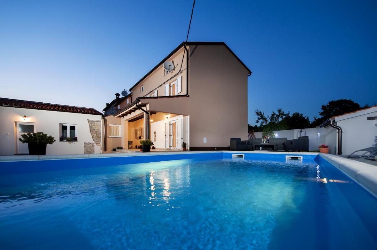 Three Bedroom House with Pool photo 1