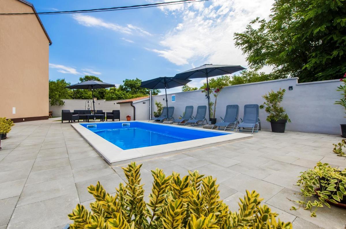 Three Bedroom House with Pool photo 2