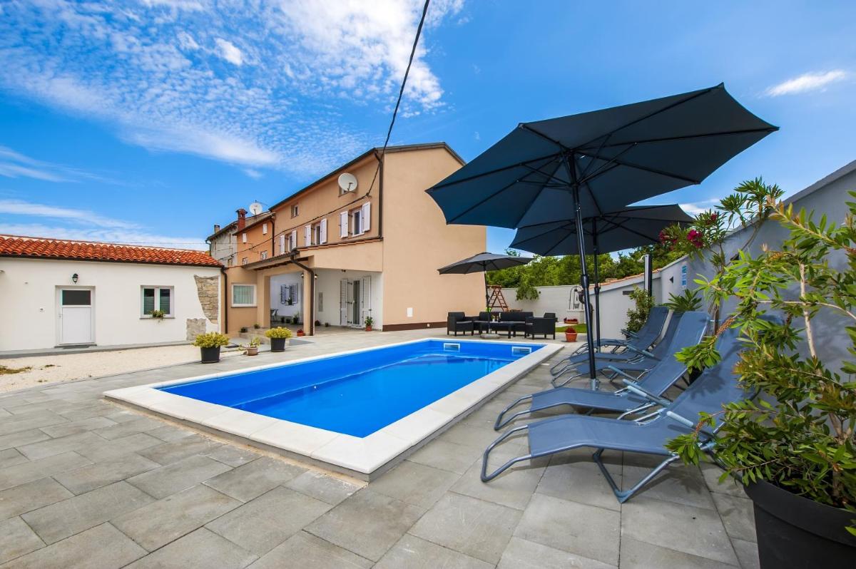 Three Bedroom House with Pool photo 3
