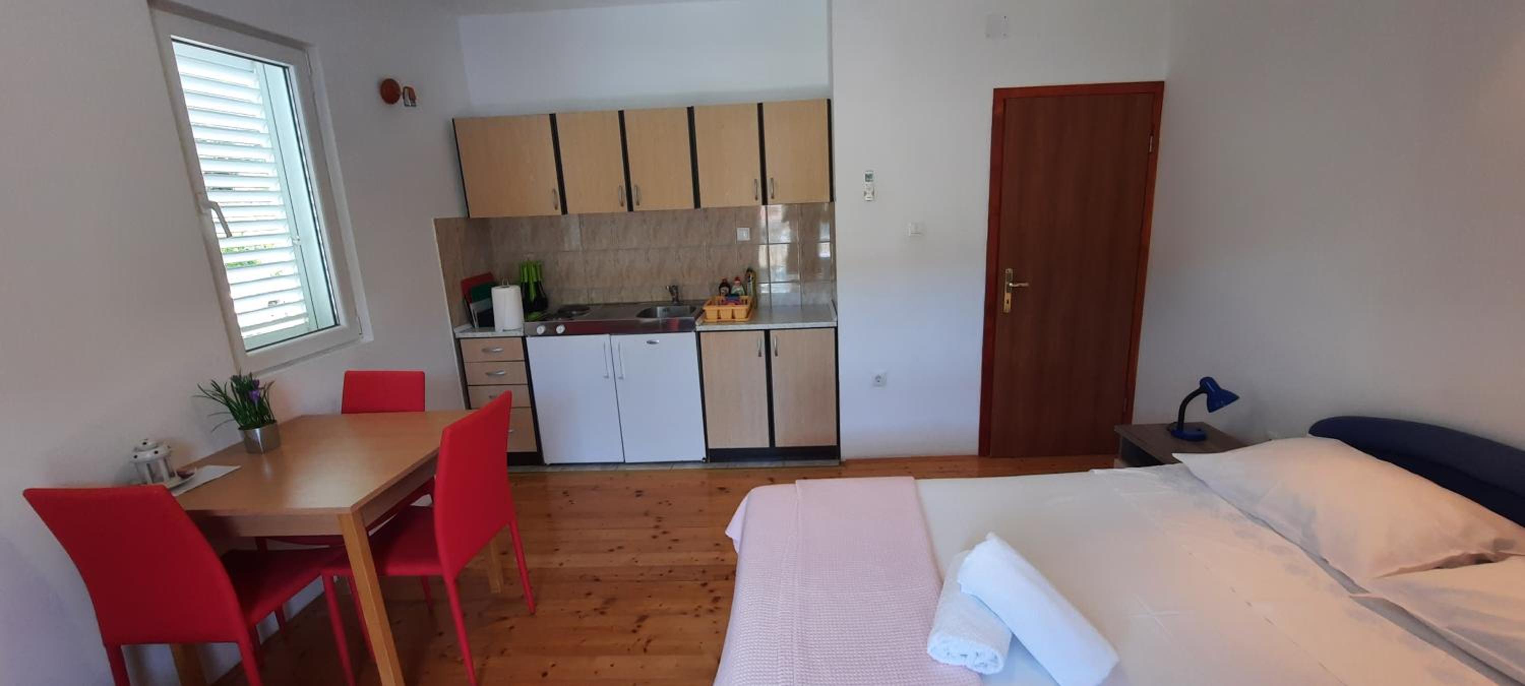 One-Bedroom Apartment with Balcony and Sea View photo 3