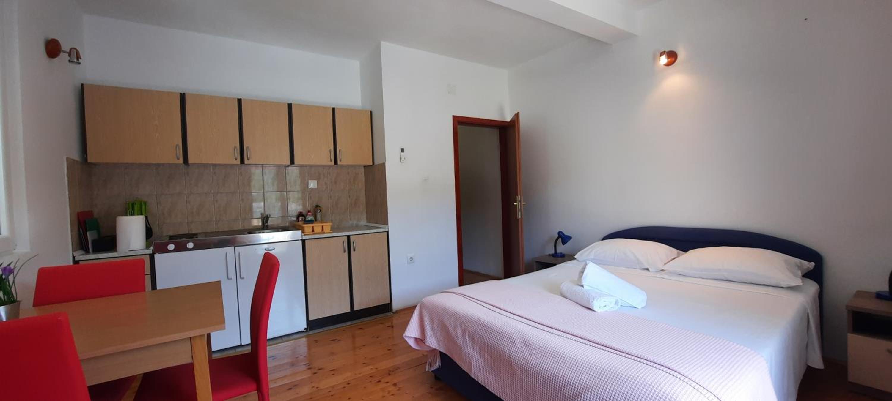 One-Bedroom Apartment with Balcony and Sea View photo 2