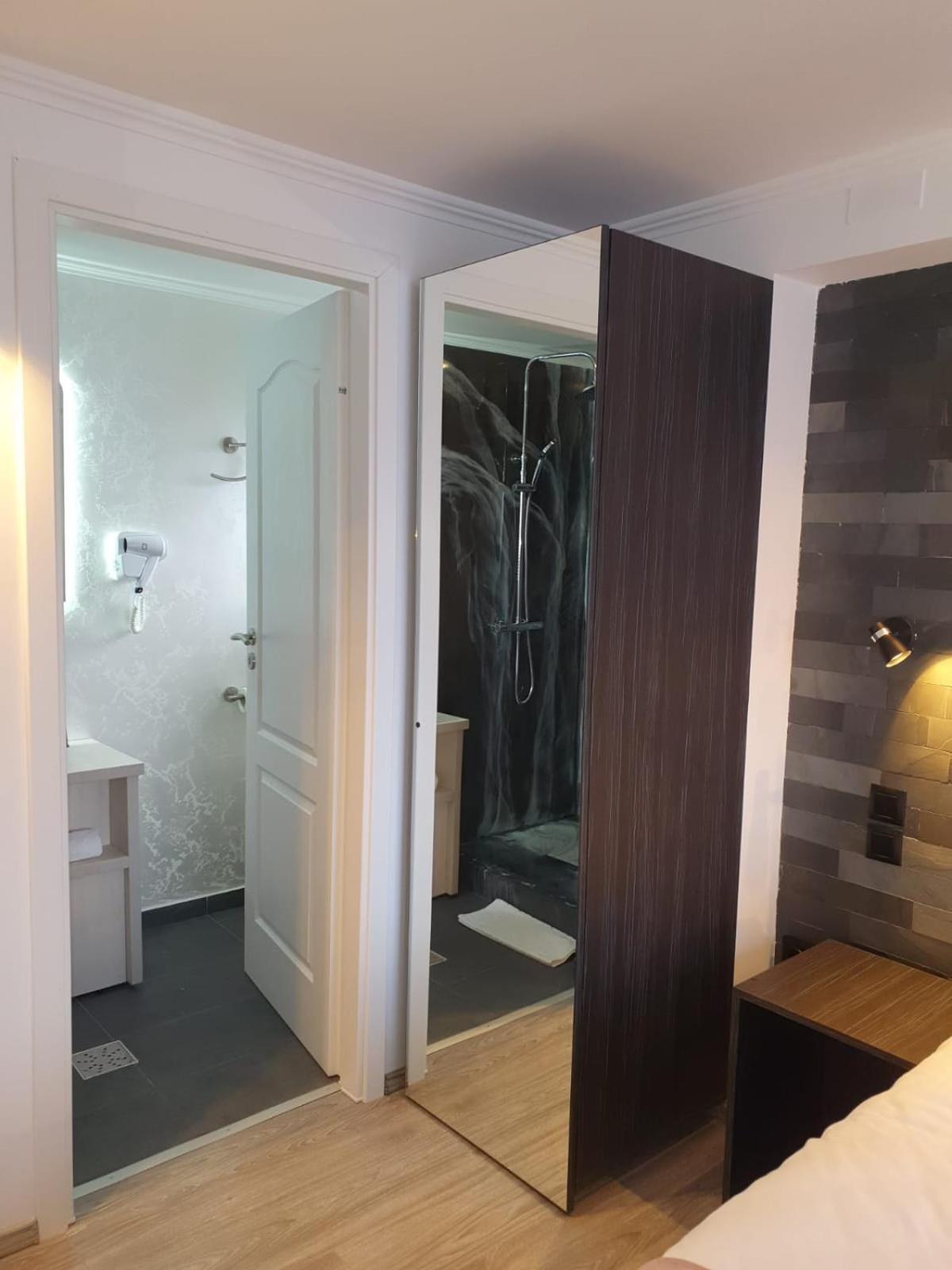 Double Room with Private Bathroom - Photo 3