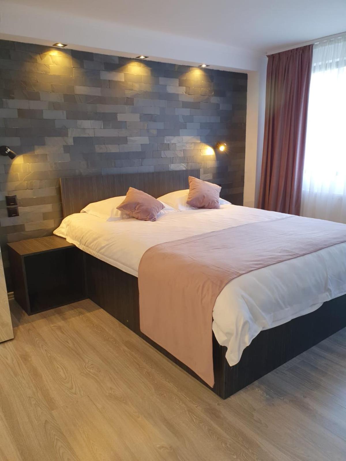 Double Room with Private Bathroom - Photo 2