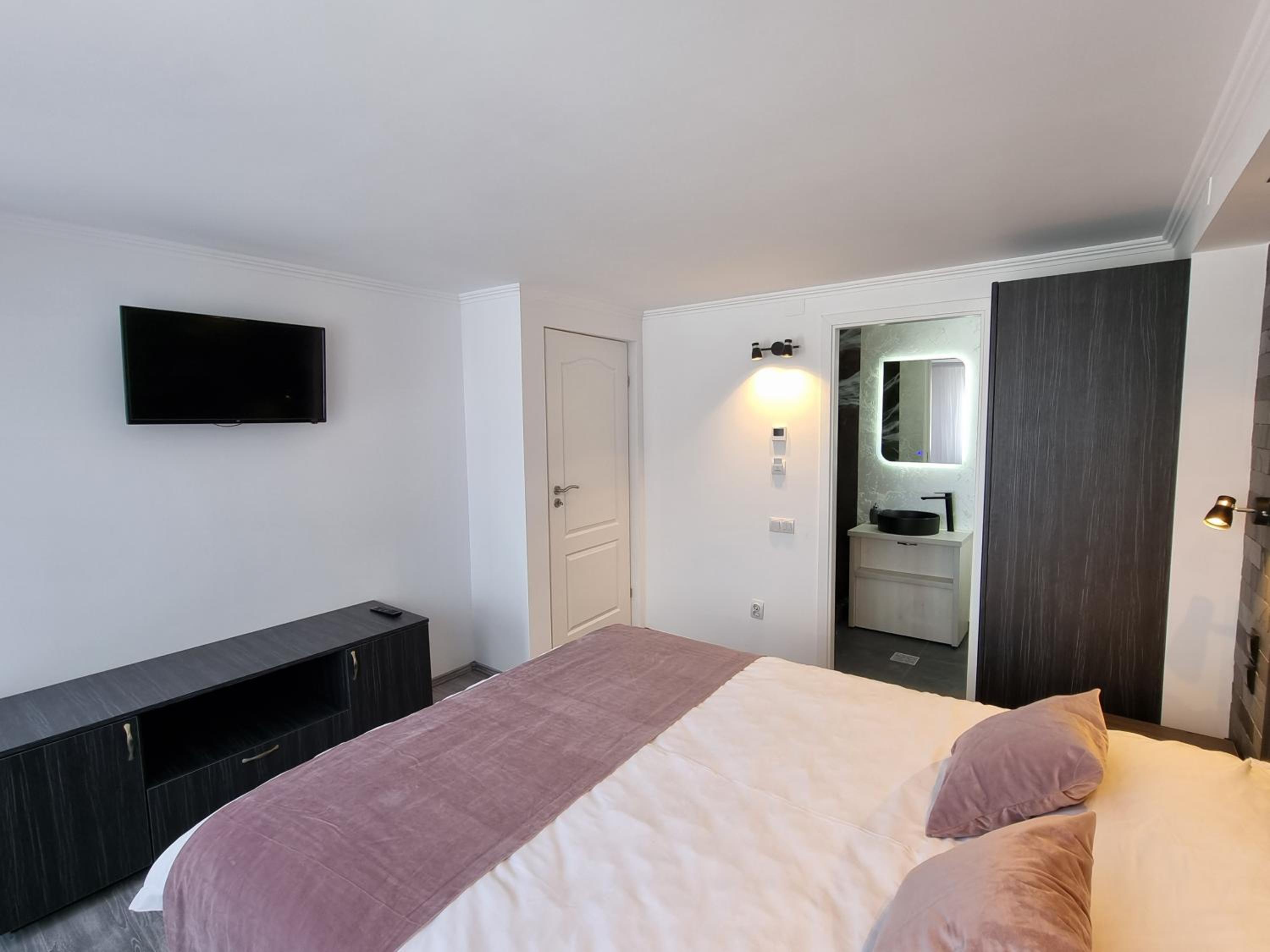 Double Room with Private Bathroom - Photo 5