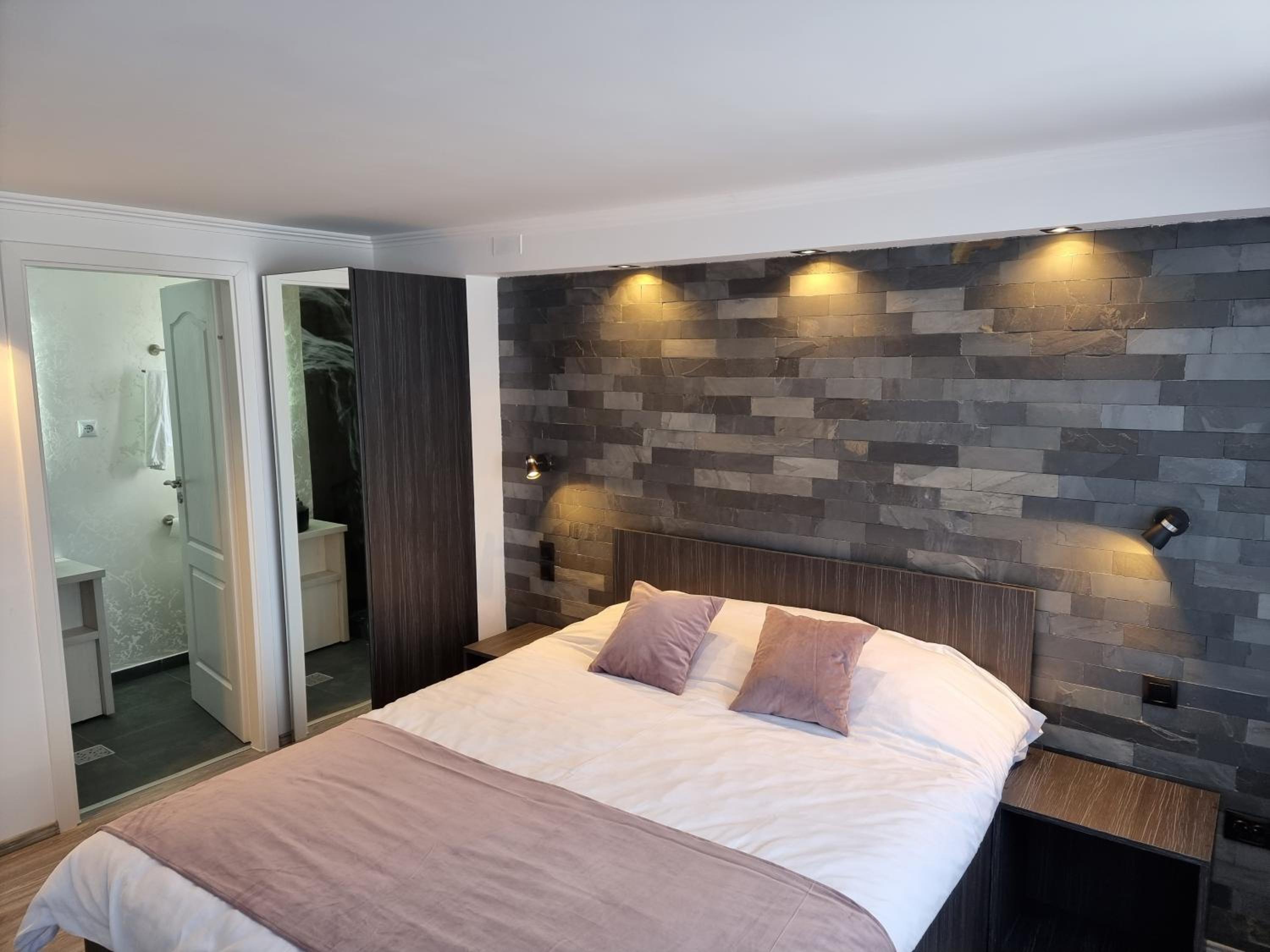 Double Room with Private Bathroom - Photo 4