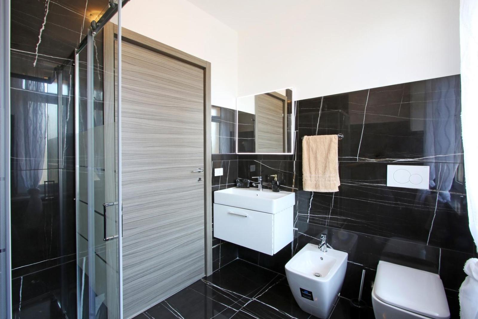 Two-Bedroom Deluxe Apartment with Balcony photo 3