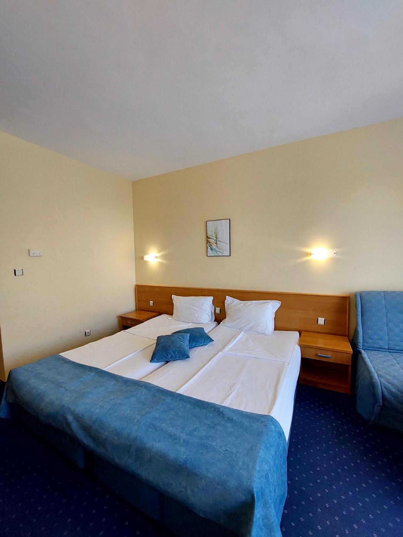 Double or Twin Room with Balcony photo 2