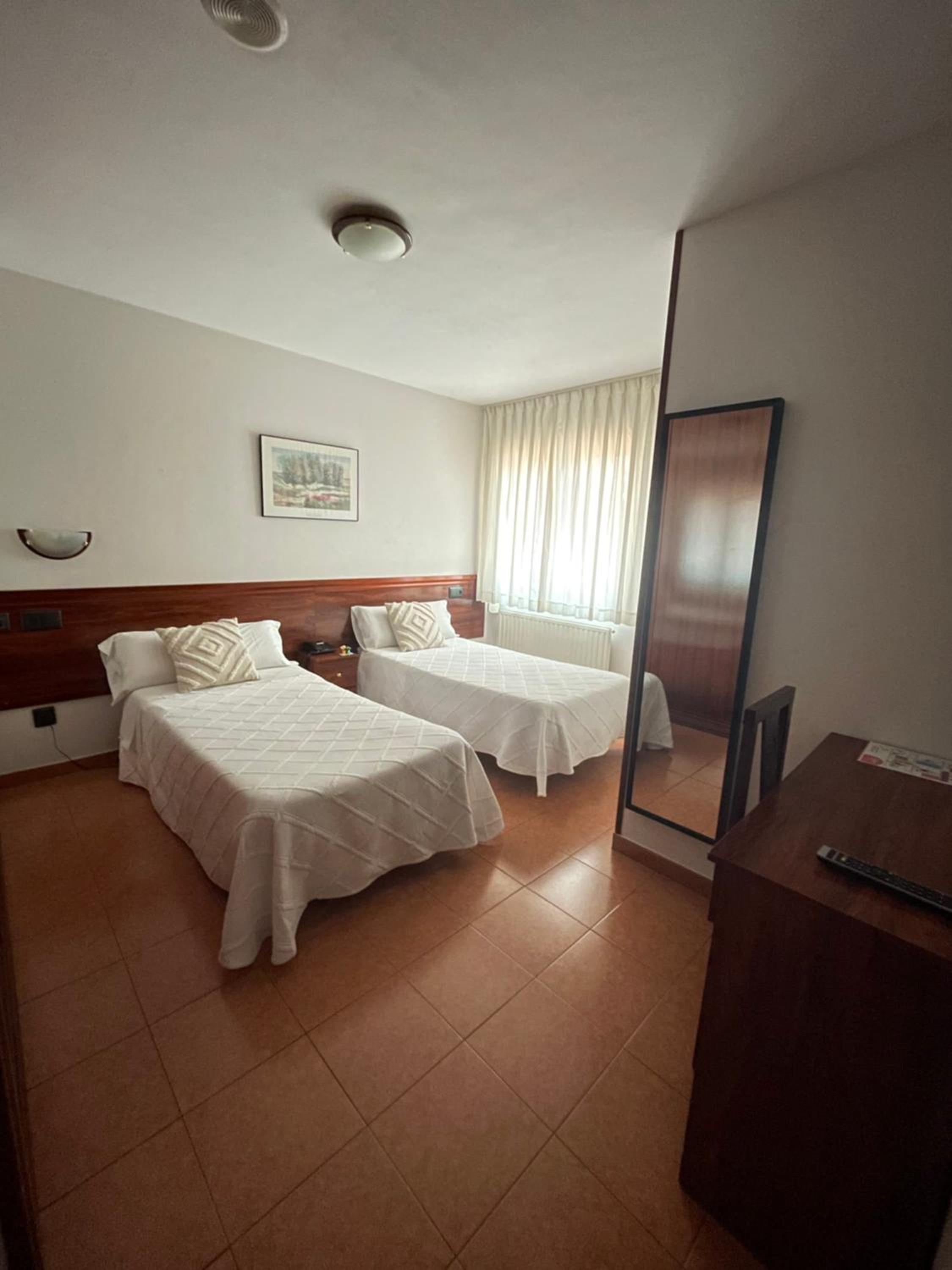 Double or Twin Room - Photo 4