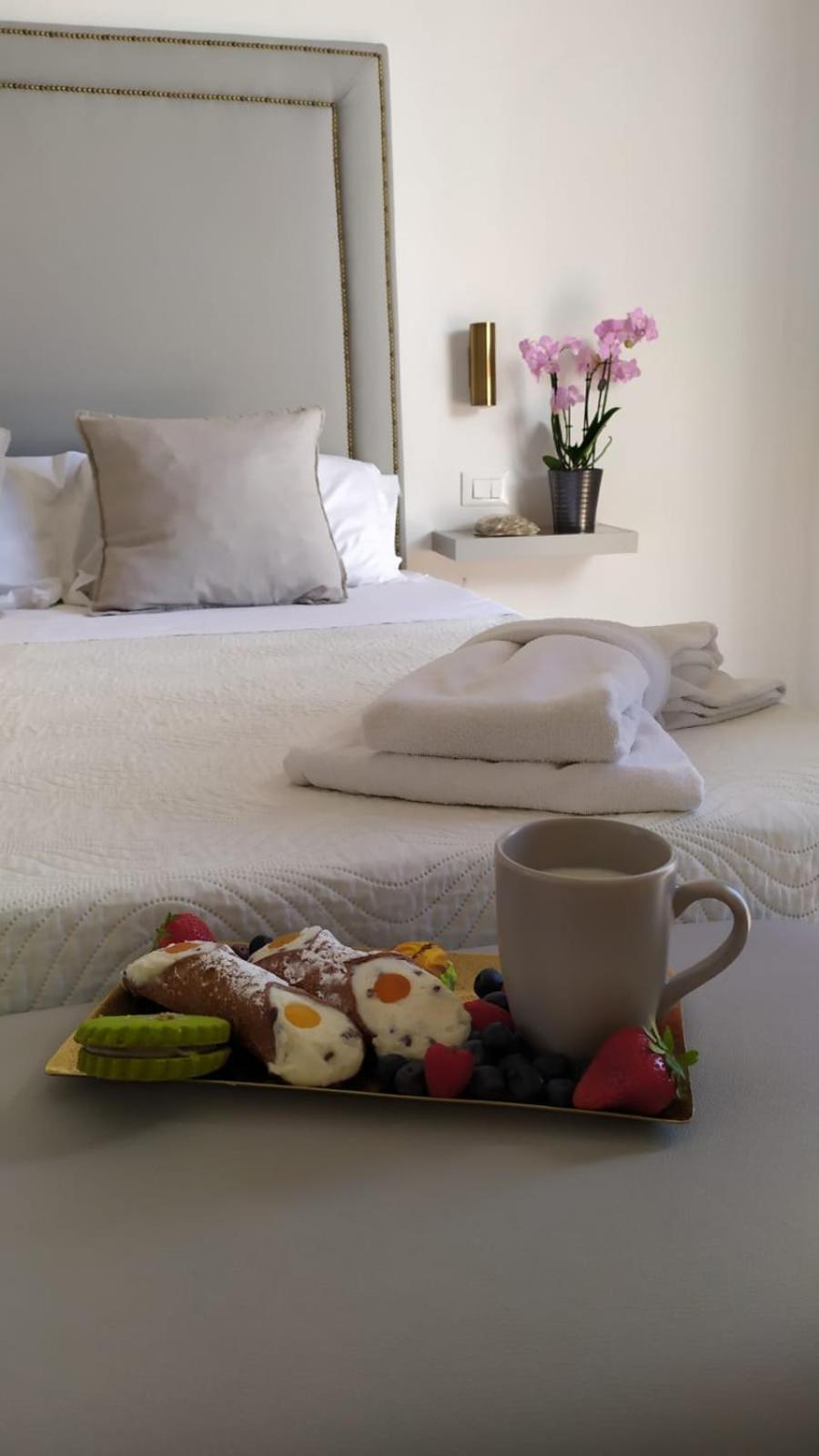 Deluxe Double Room - Photo 16