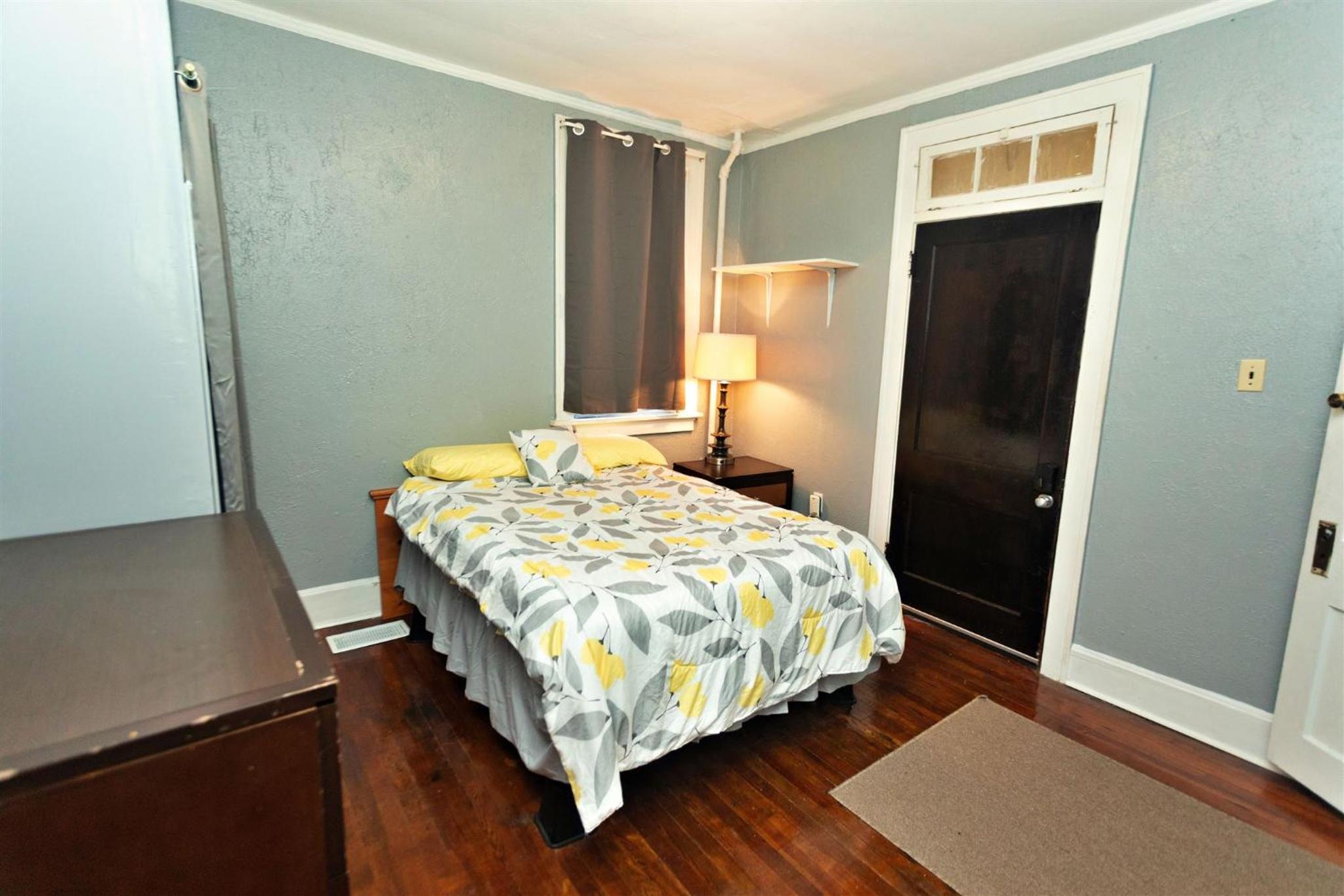 Seven-Bedroom House photo 3