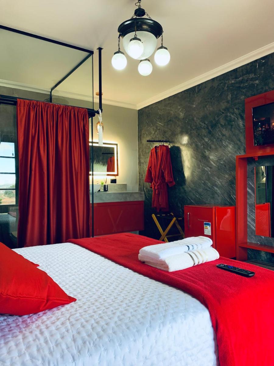Suite with Mountain View - Photo 9