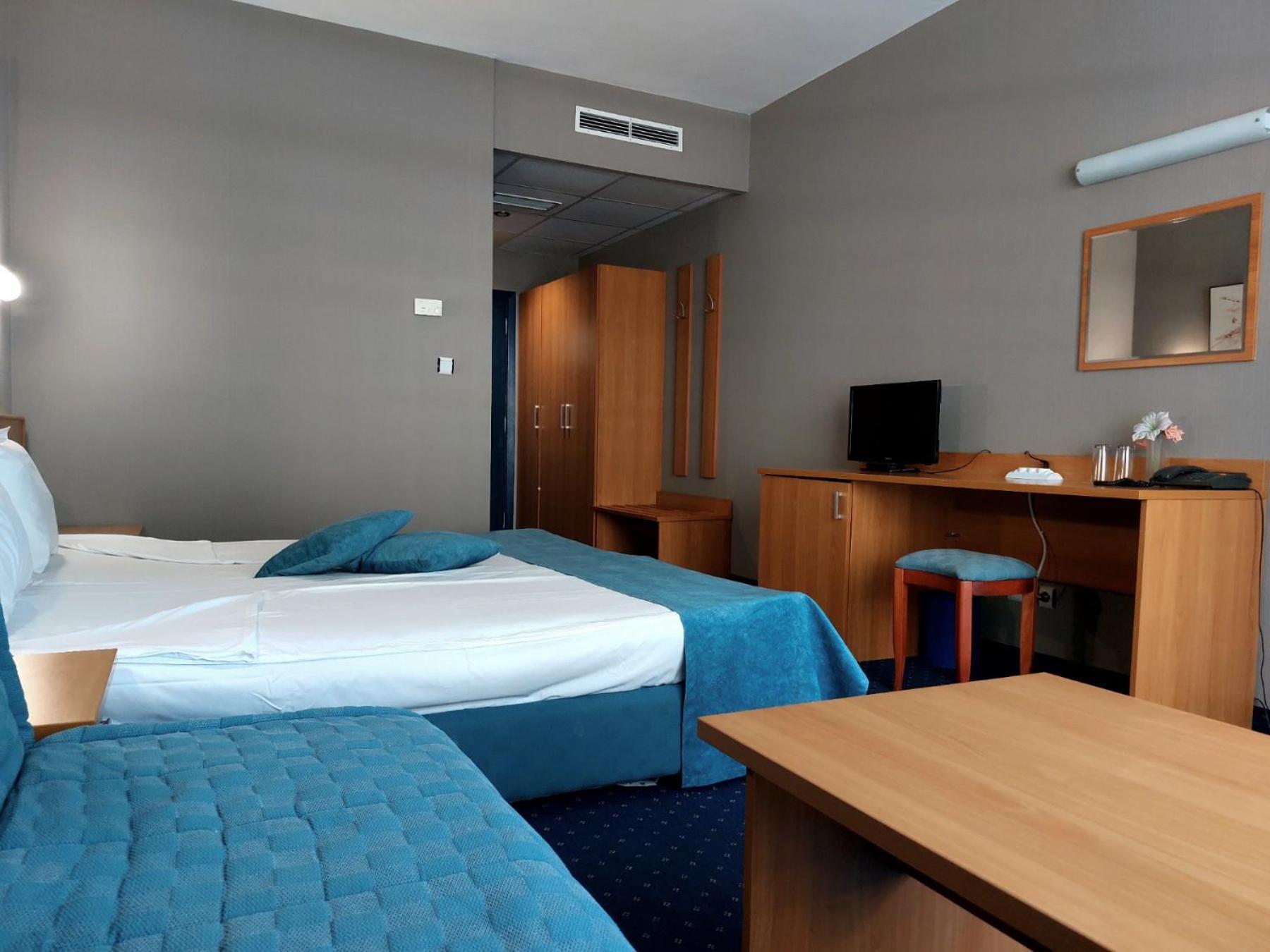 Double or Twin Room - Photo 4