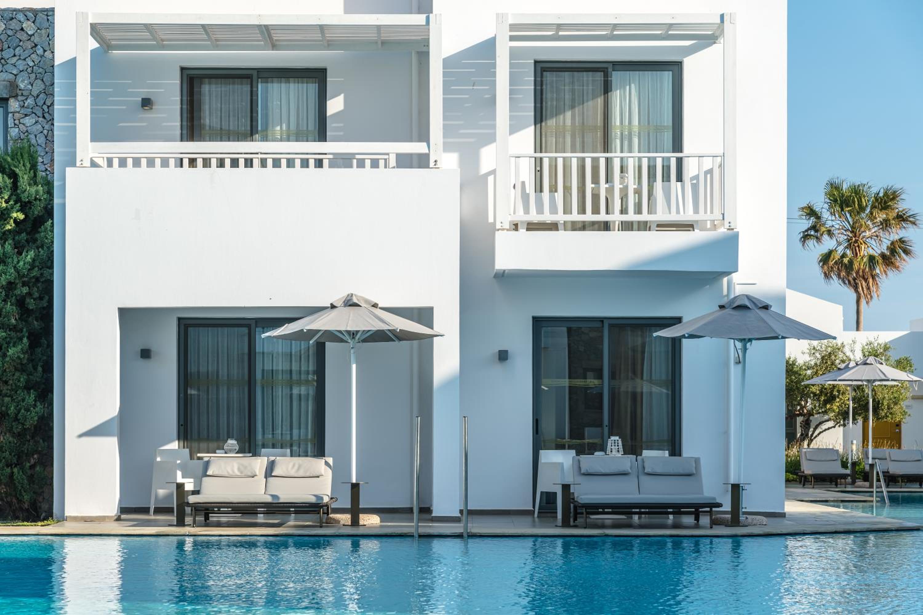 Superior Front Pool Room Swim-up - Photo 3