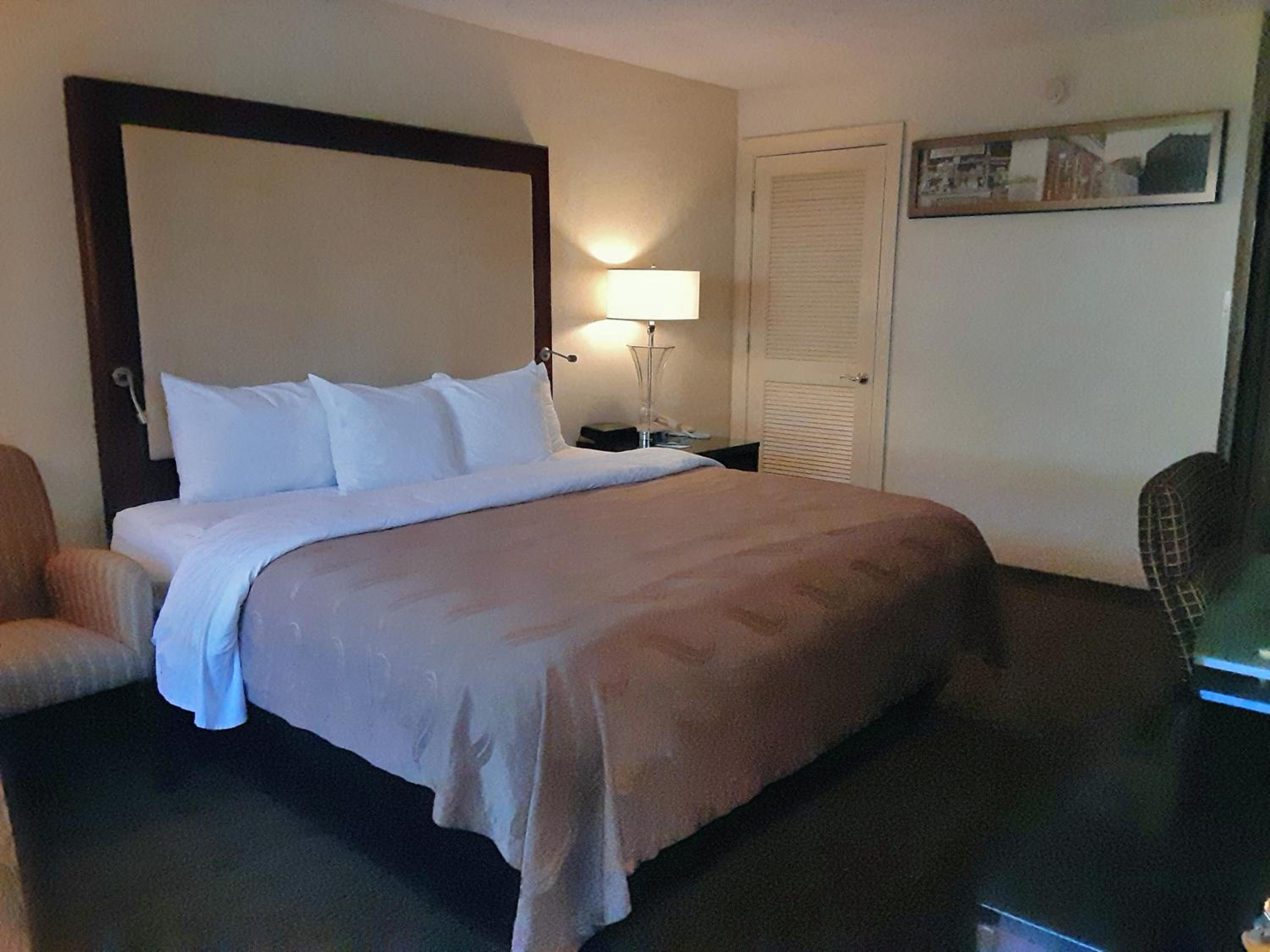 King Room - Accessible/Smoking - Photo 1
